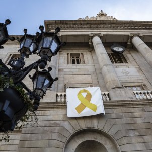 Yellow ribbon returns to Barcelona city hall Yellow ribbon returns to Barcelona city hall