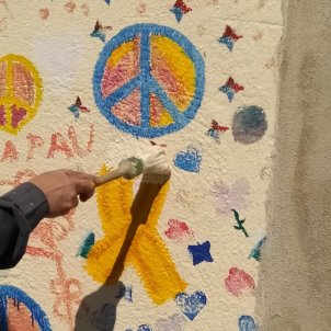 Catalan police remove yellow loops from schools Catalan police remove yellow loops from schools