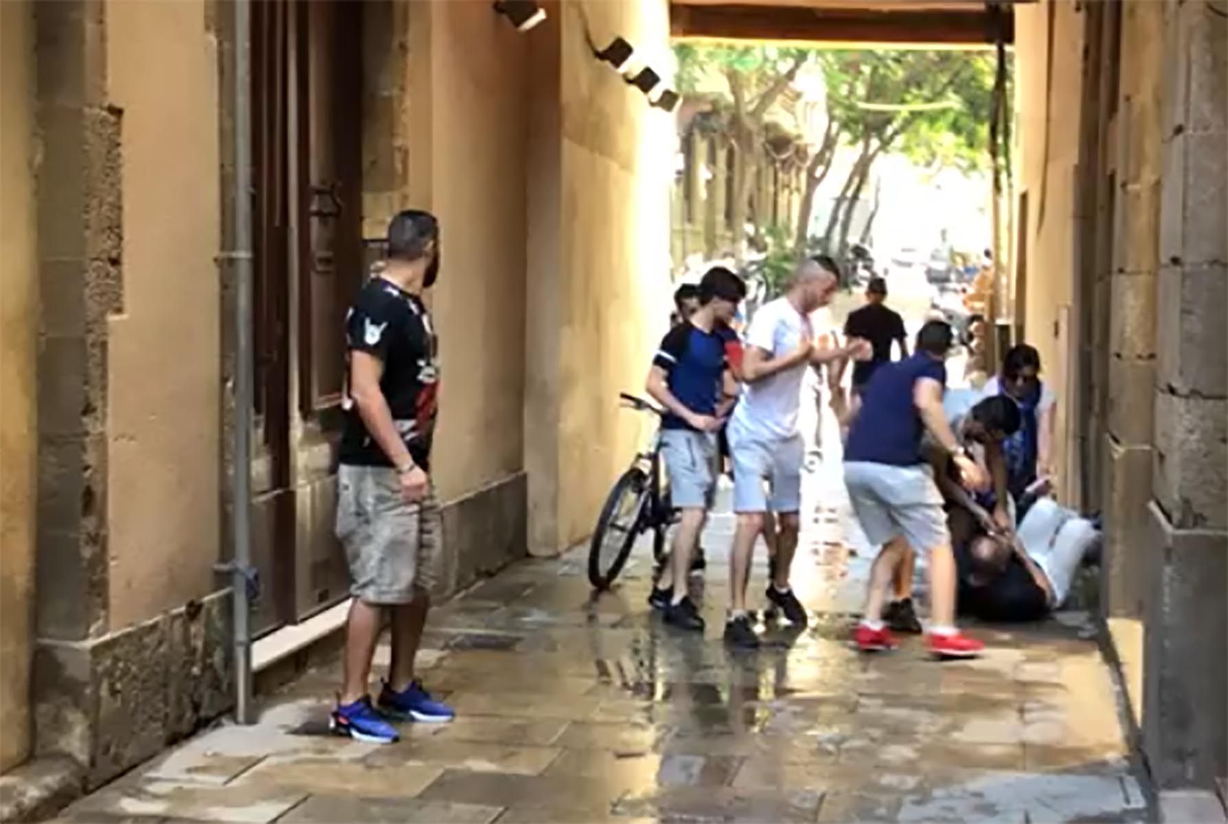 VIDEO: Tourist couple mugged by youths in broad daylight in central Barcelona