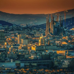 barcelona vista skyline sagrada familia - walkerssk pixabay