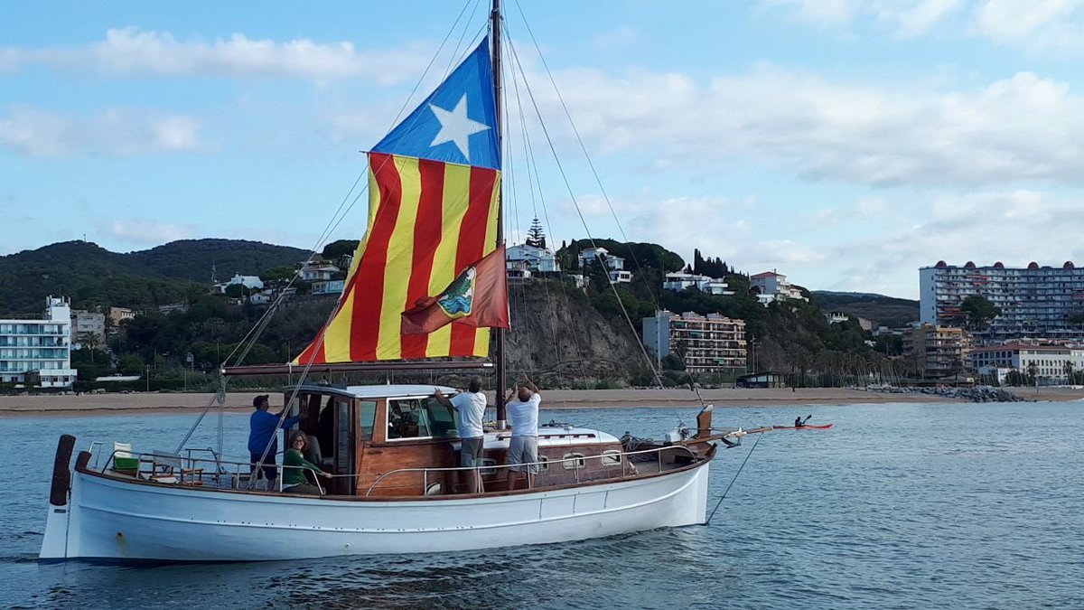 Hundreds of Catalan sailors hoist the colours of independence in marine protest