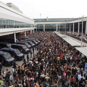 108 flights cancelled as thousands of protesters block Barcelona-El Prat airport 108 flights cancelled as thousands of protesters block Barcelona-El Prat airport