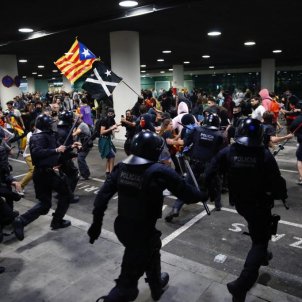 Videos: Police use force against protesters at Barcelona-El Prat airport Videos: Police use force against protesters at Barcelona-El Prat airport