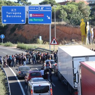 Video: Car accelerates at protesters blocking road in Catalonia Video: Car accelerates at protesters blocking road in Catalonia