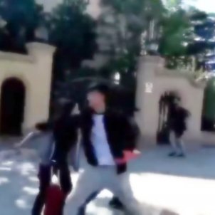 Video: Pro-Beijing protesters clash with Hong Kong supporter in Barcelona Video: Pro-Beijing protesters clash with Hong Kong supporter in Barcelona