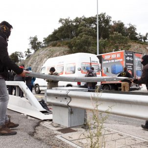 Videos: Catalan protesters block main road across French border Videos: Catalan protesters block main road across French border