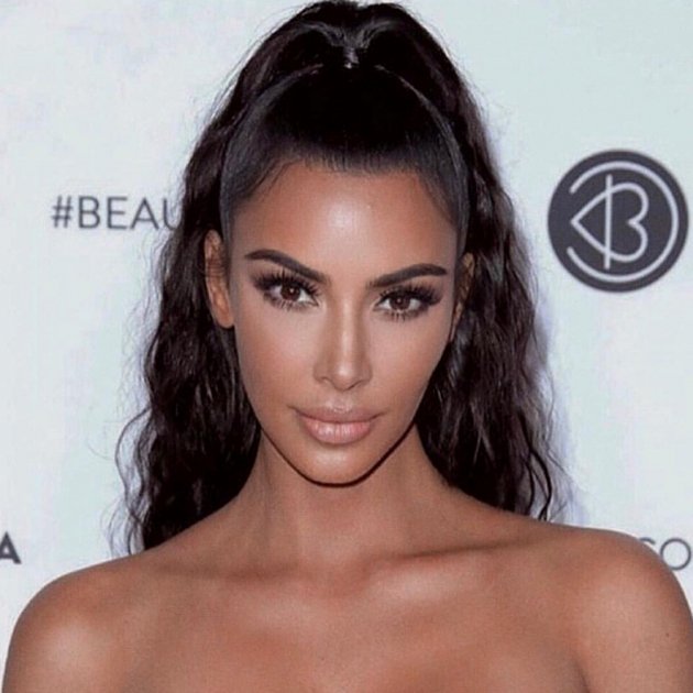 Causa asco en redes el collar ‘implantado’ de Kim Kardashian