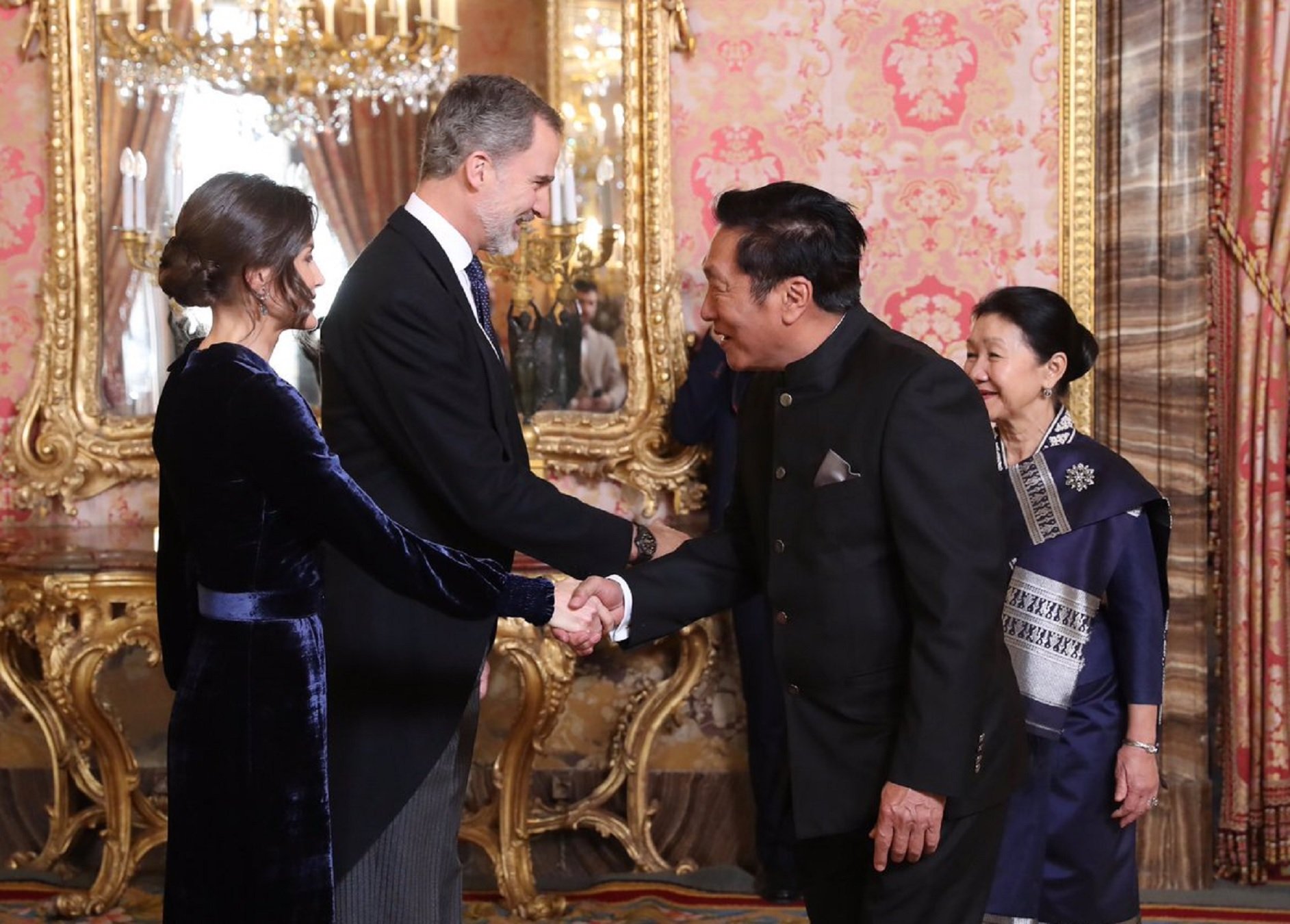 FOTO La cara de Letícia encaixant la mà al diplomàtic xinès pel coronavirus