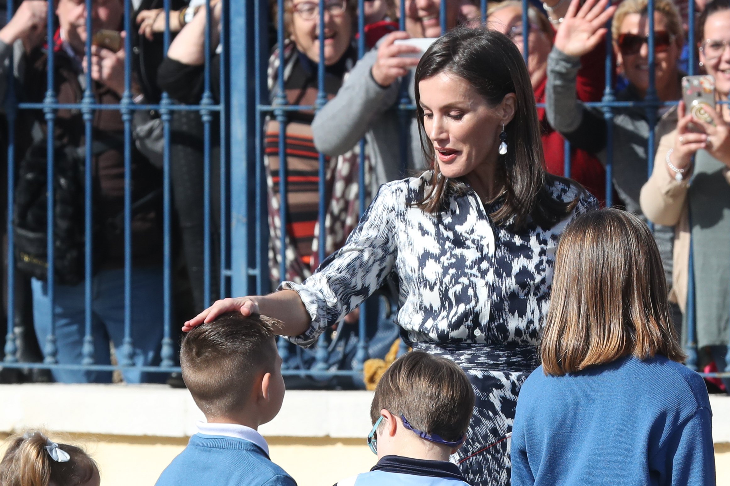 Letizia con cara de mala leche en un dibujo infantil y pinta "viva España"