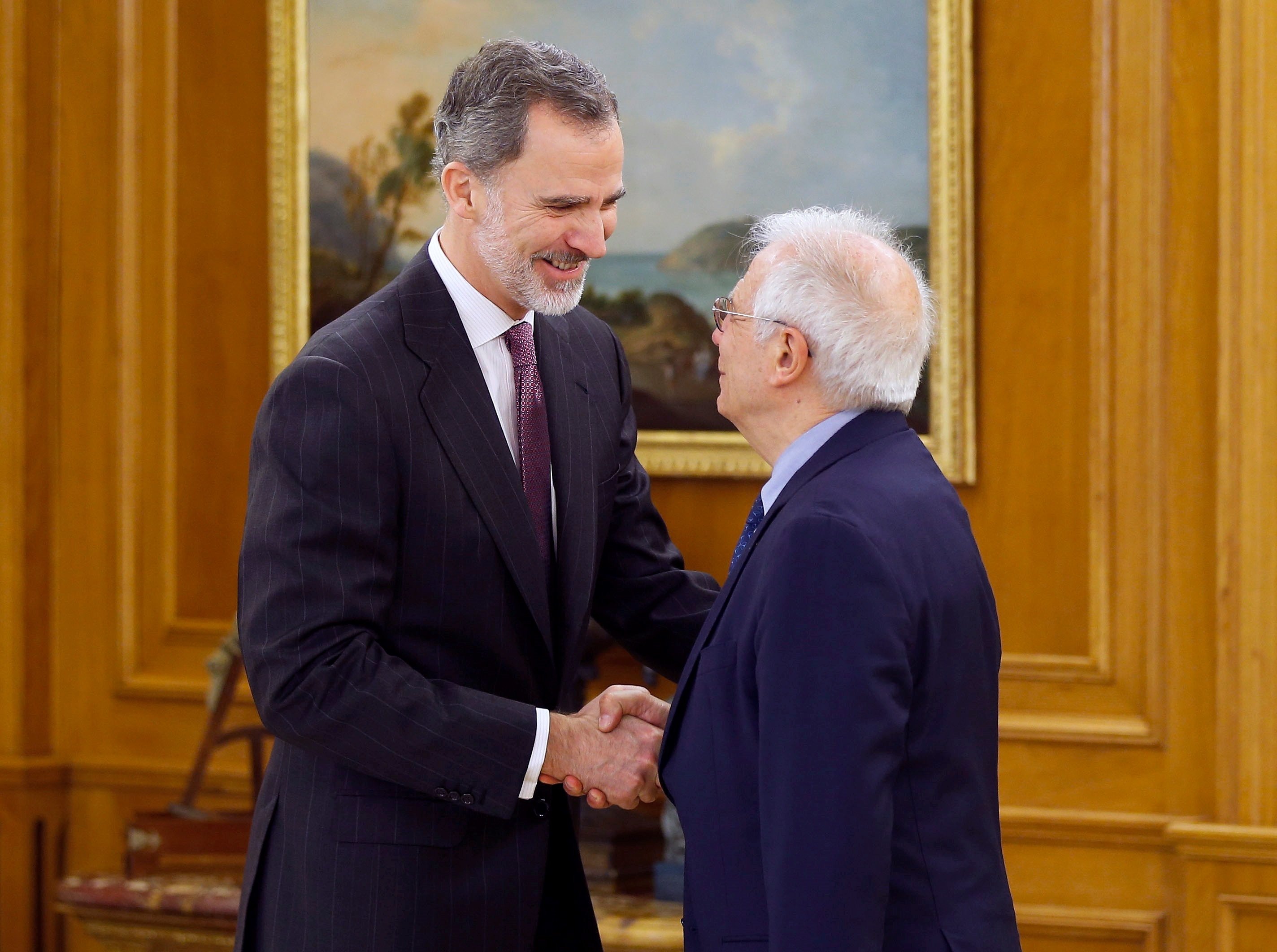 FOTOS Ridícula reverencia de Borrell bajando la cabeza a Felipe: "mamarrachos"