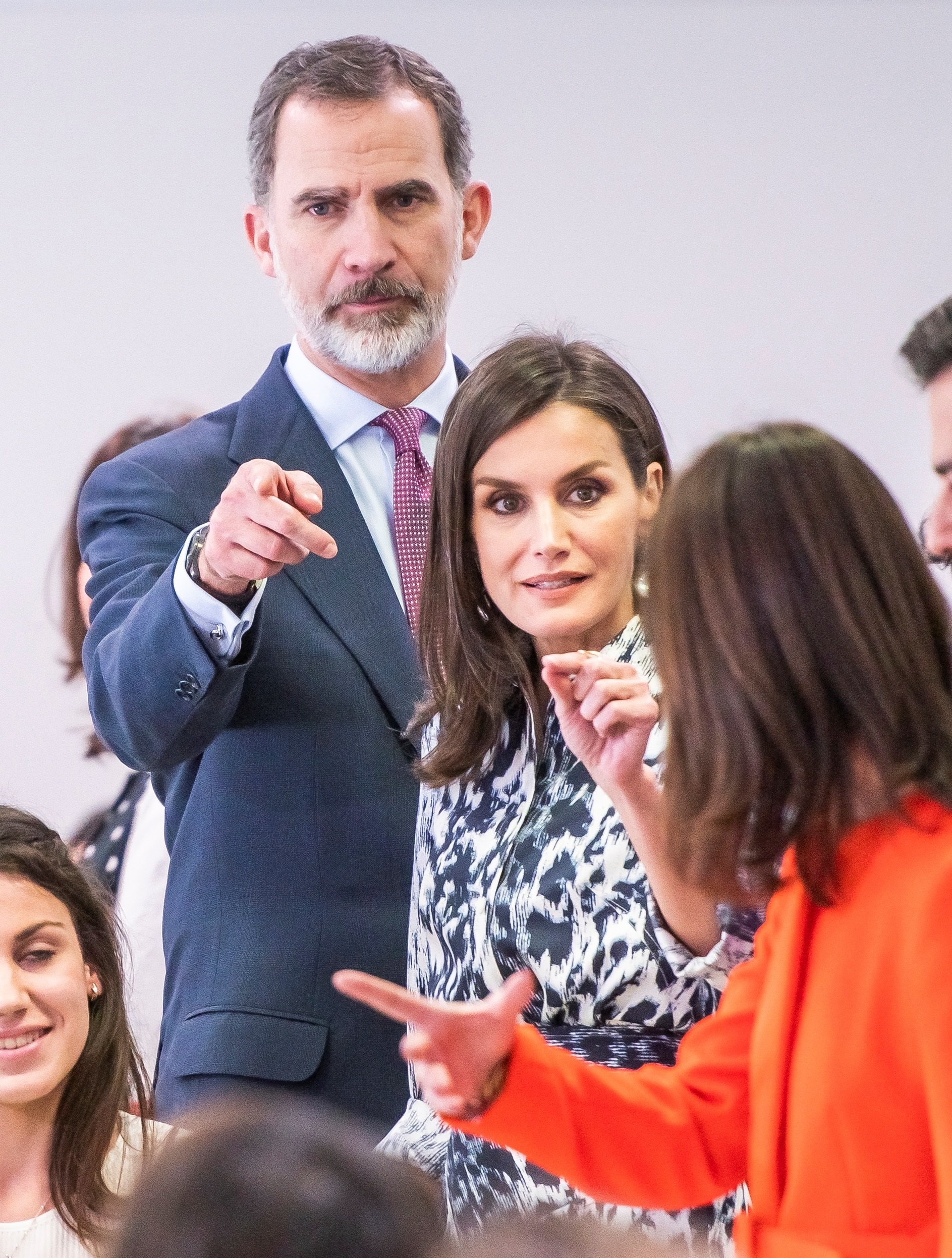 VÍDEO Letizia paranoica: su gesto que nadie ha visto mirando bajo el asiento