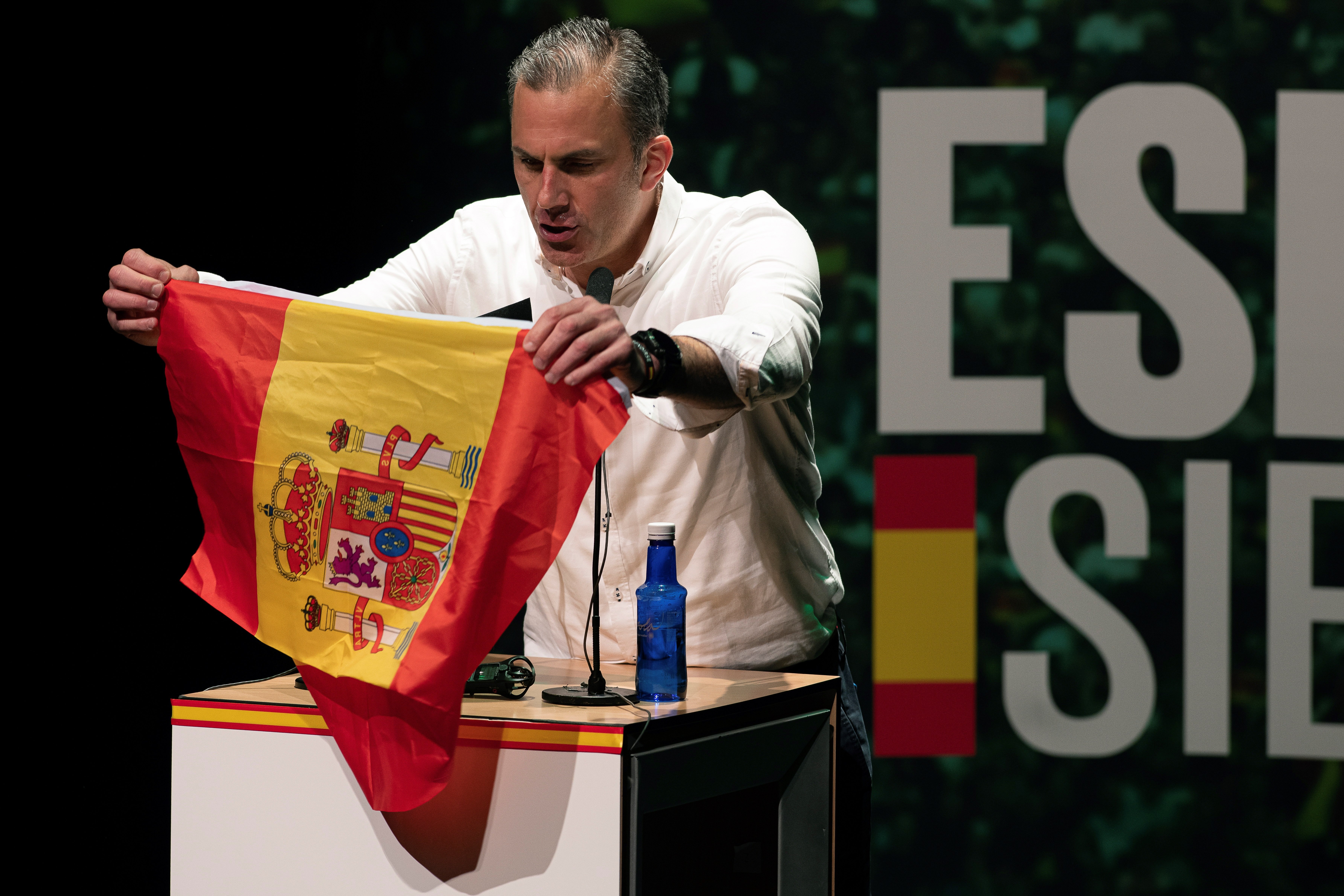 VOX se zampa la bandera: repugnante aperitivo de Navidad facha, asco total