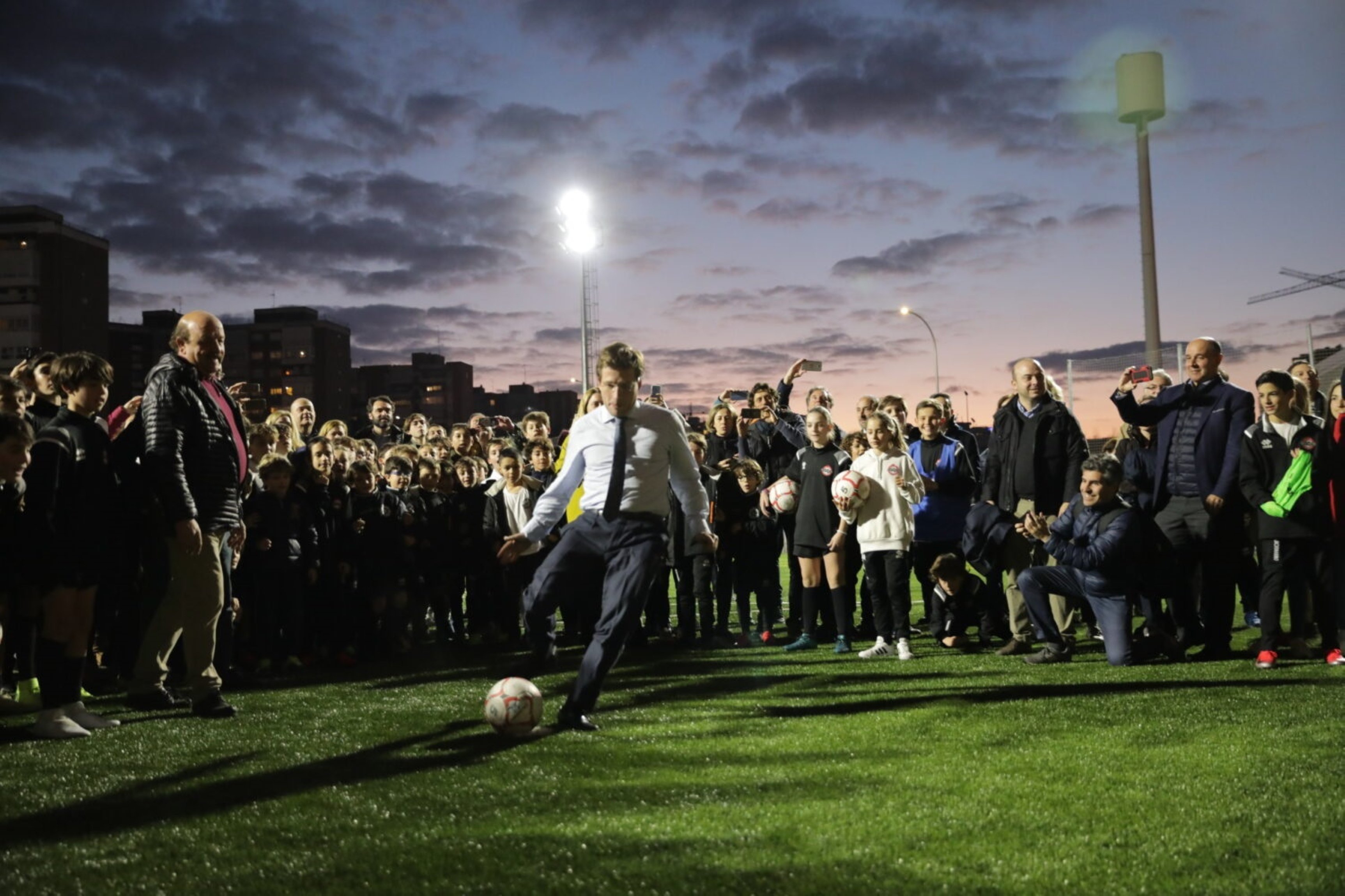 Patètic Almeida en un camp de futbol: xuta, es carrega un nen i celebra gol