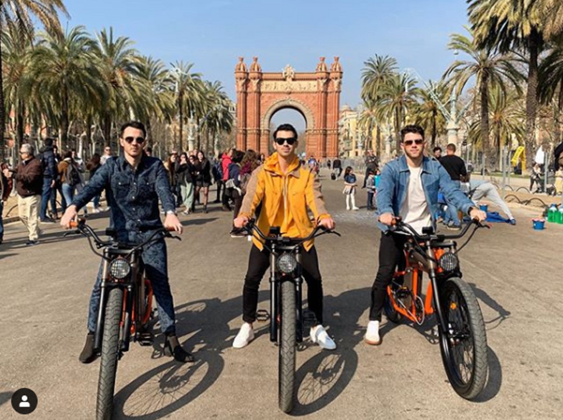 VIDEO EMOTIVO Jonas Brothers en BCN y a una chica le regalan el anillo de boda