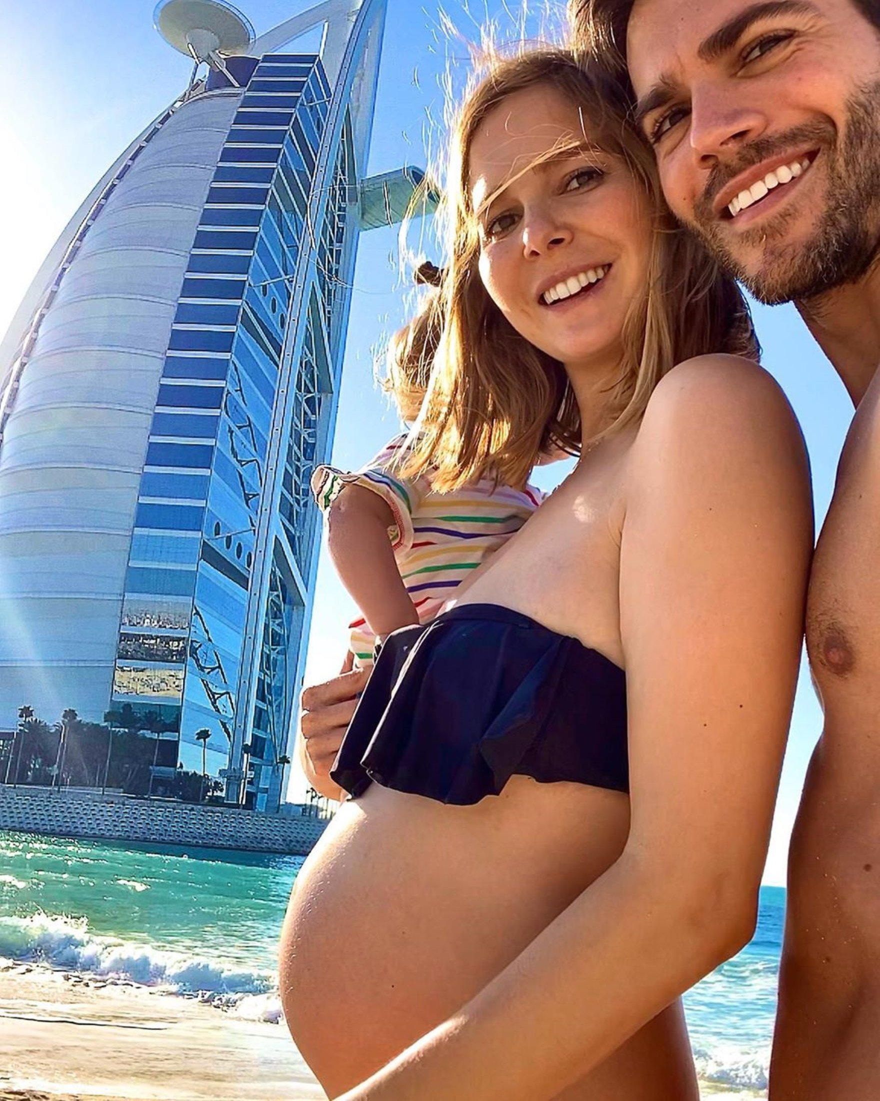 Els Clotet-Sánchez llueixen embaràs amb una tendra foto familiar a la platja