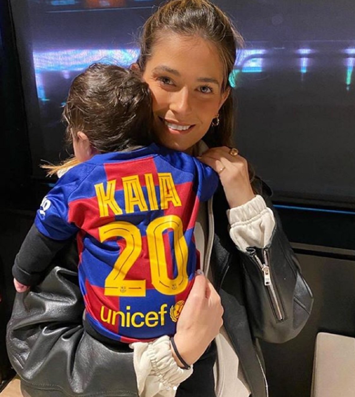 Una novia del Barça con su hija de 3 meses en el Camp Nou y carga el cochecito