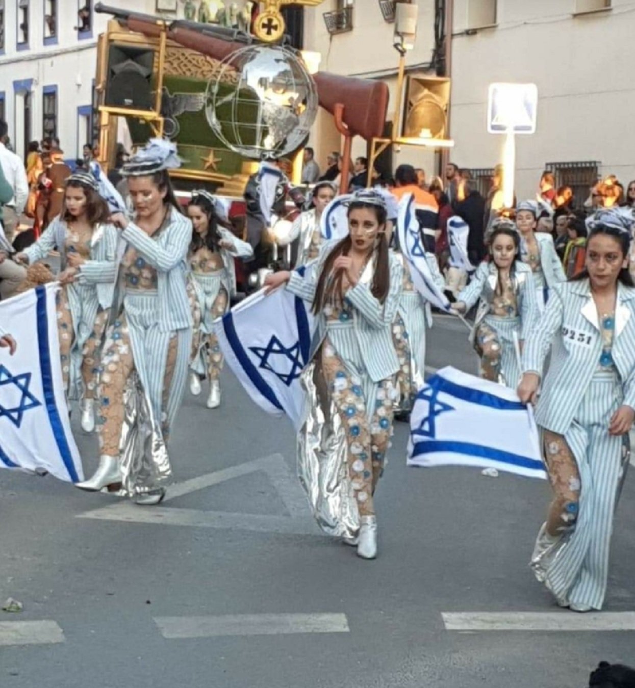 Fàstic: La rua de l'Holocaust al Carnaval de Castella-la Manxa. "No tienen puta vergüenza"