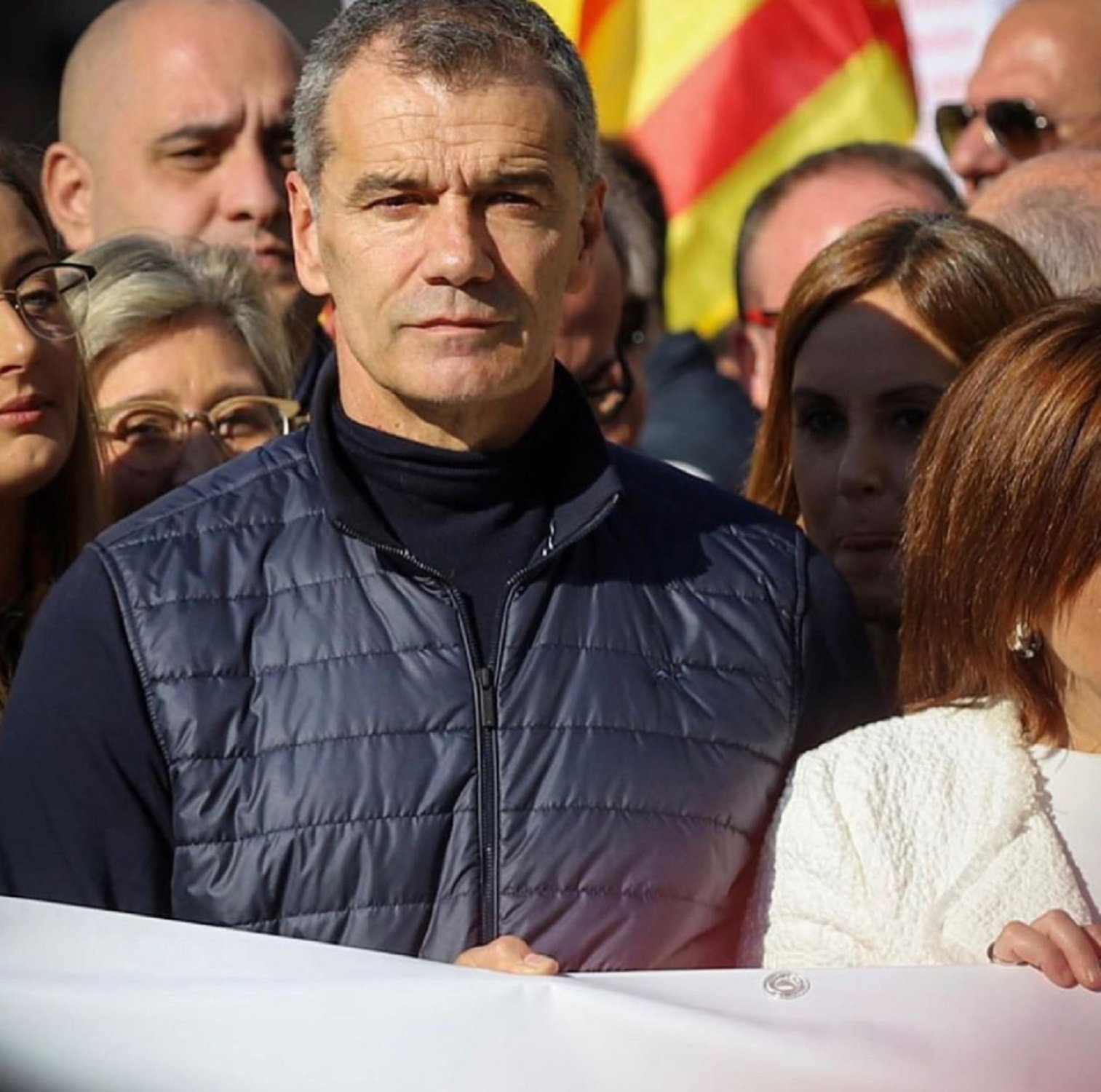 Cantó vomita un tuit repugnante sobre Junqueras y Romeva y recibe un sopapo antológico