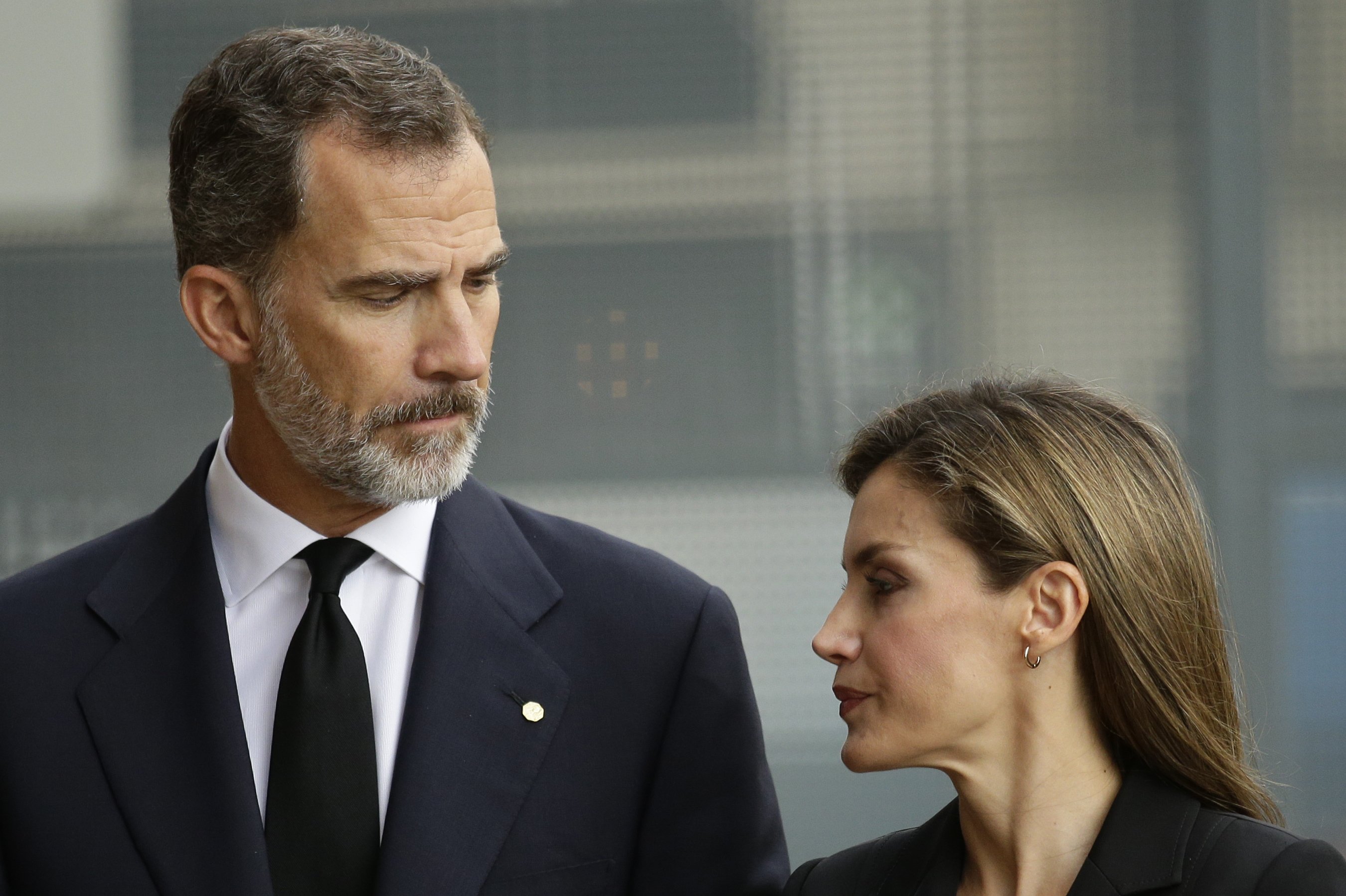 Felipe y Letizia siguen hundiéndose: encuesta desastrosa (y Sofía se impone)