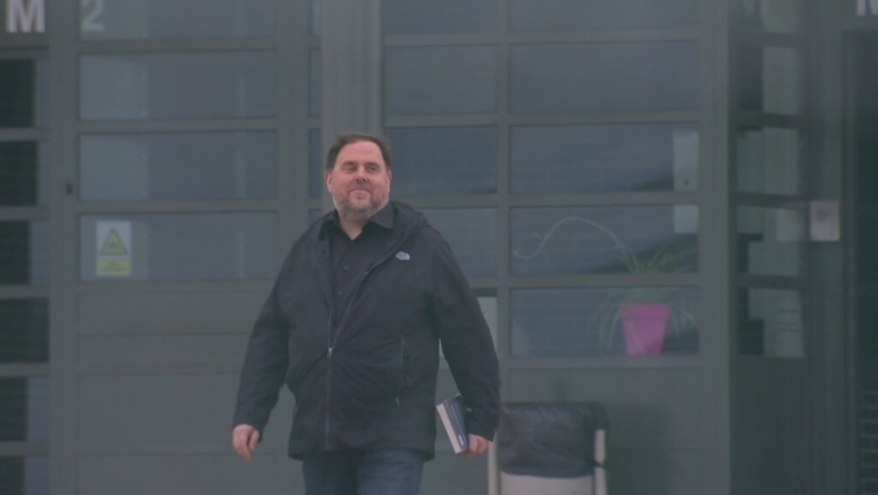 T5 embogeix: Junqueras surt de presó i el comparen amb un assassí