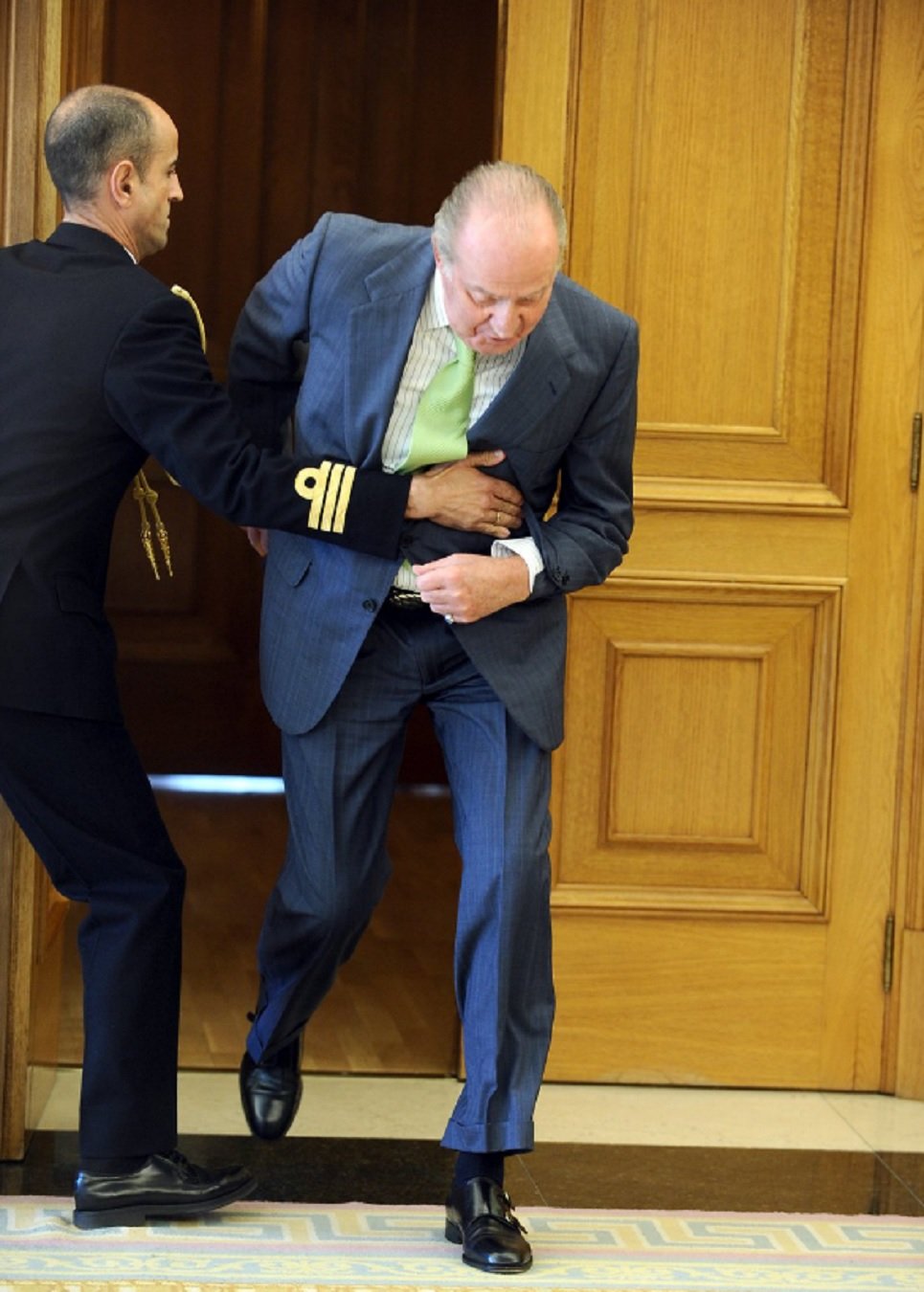 Joan Carles torna a caure de lloros als 82 anys i l'escorta no hi pot fer res