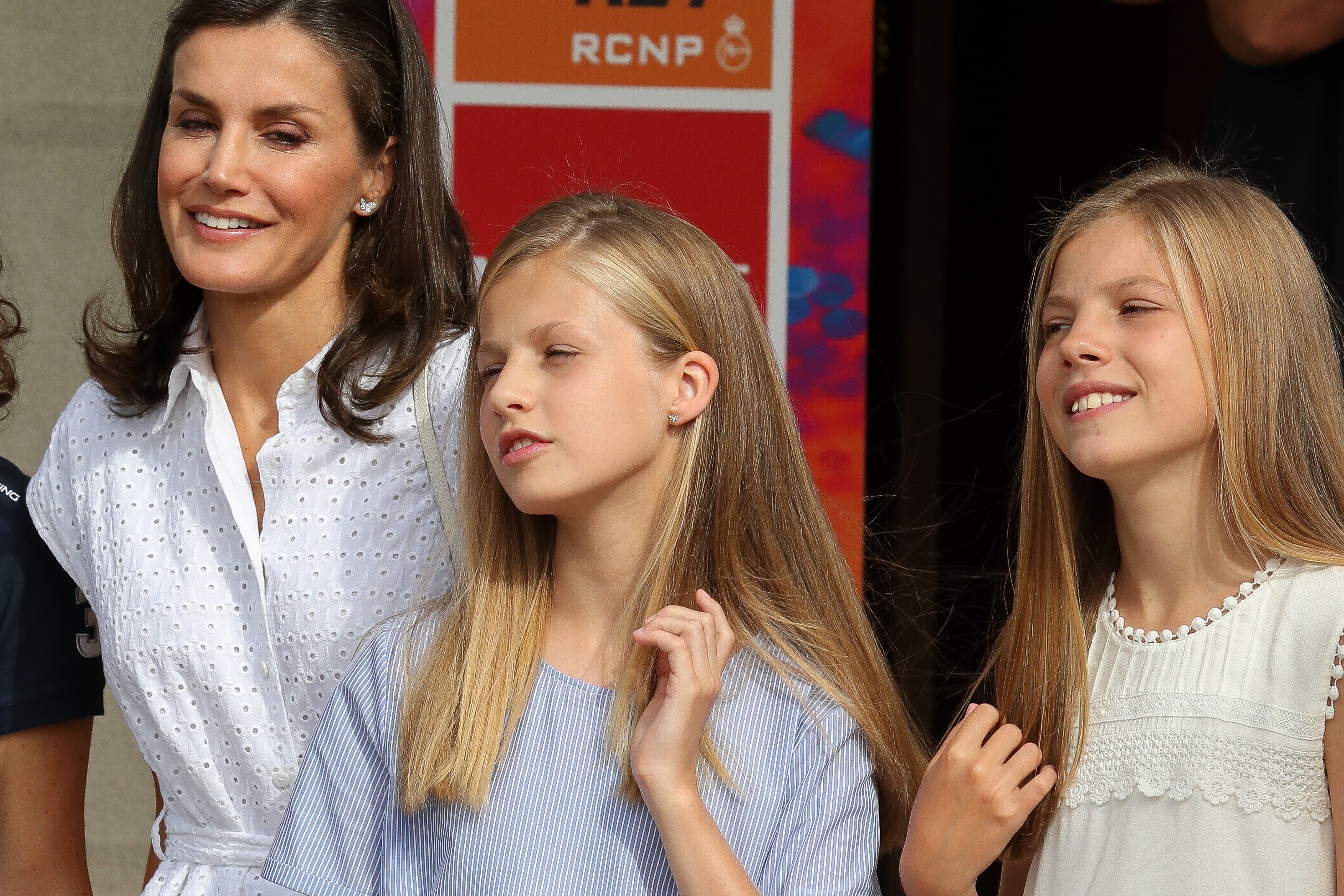 Letizia y el control enfermizo de sus hijas: "piernas juntas, nada de fotos"