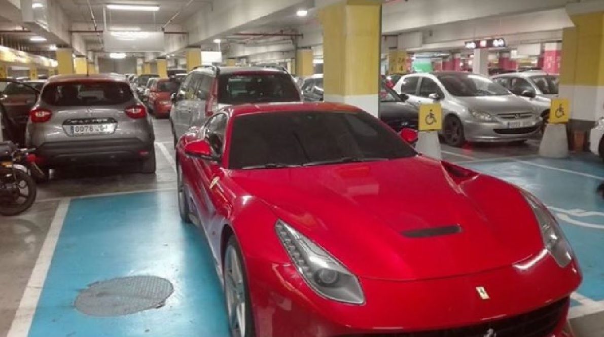 El creador de Hawkers que justifica aparcar su Ferrari en zona de minusválidos