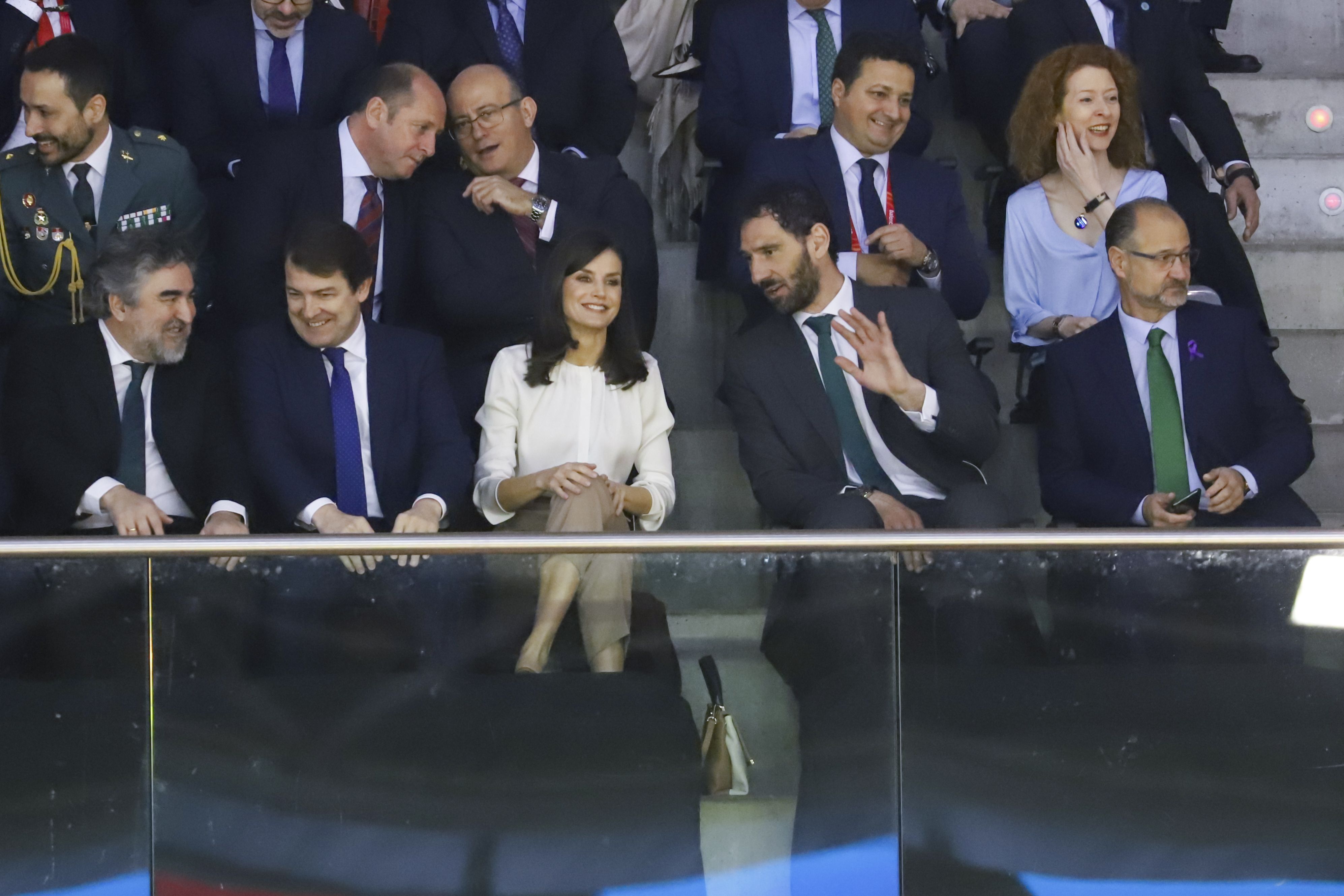 Letizia histriónica en el palco de la final de Copa: mira un móvil alucinada