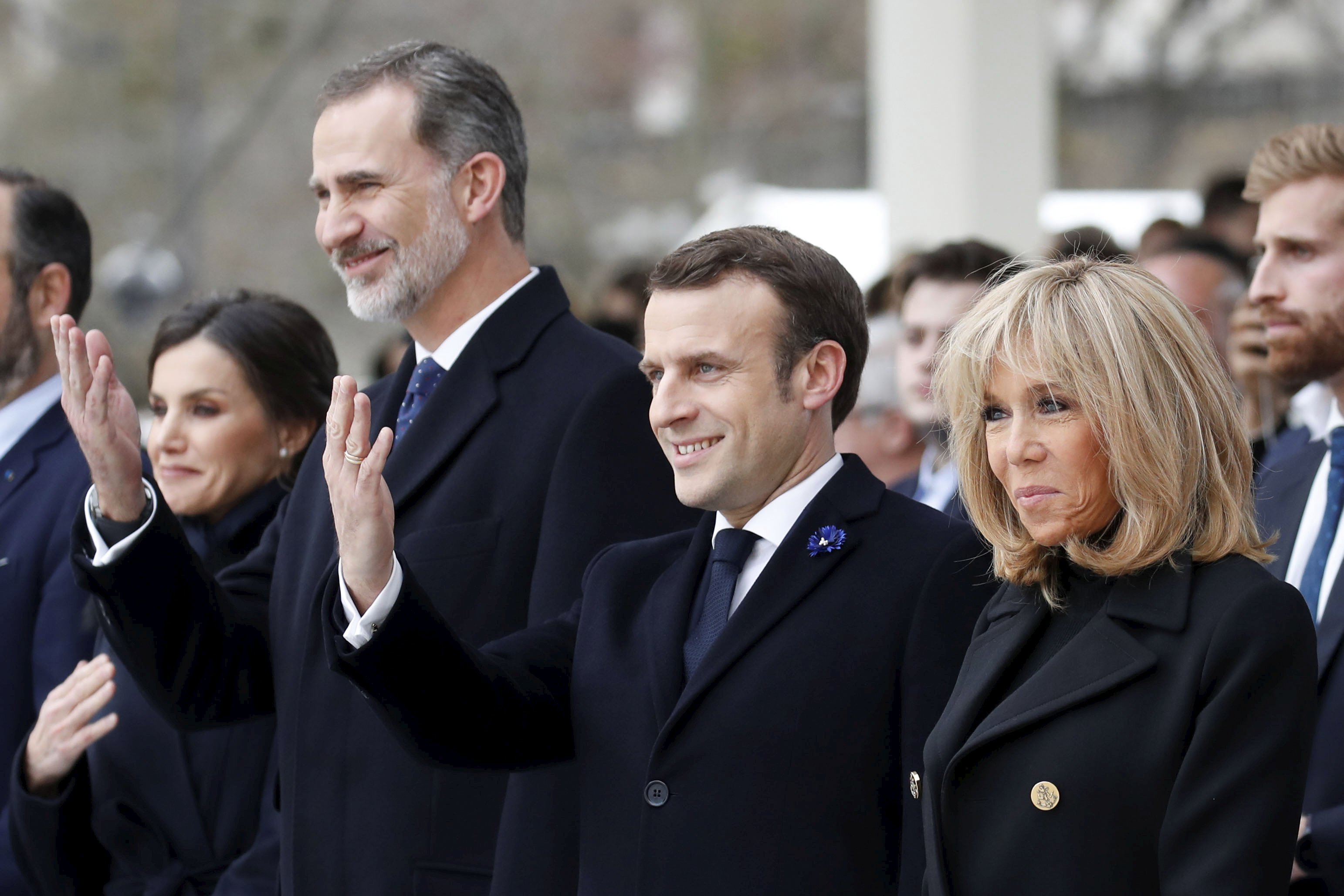 Patinada de Letícia: no sap com saludar, va tard i copia Brigitte Macron