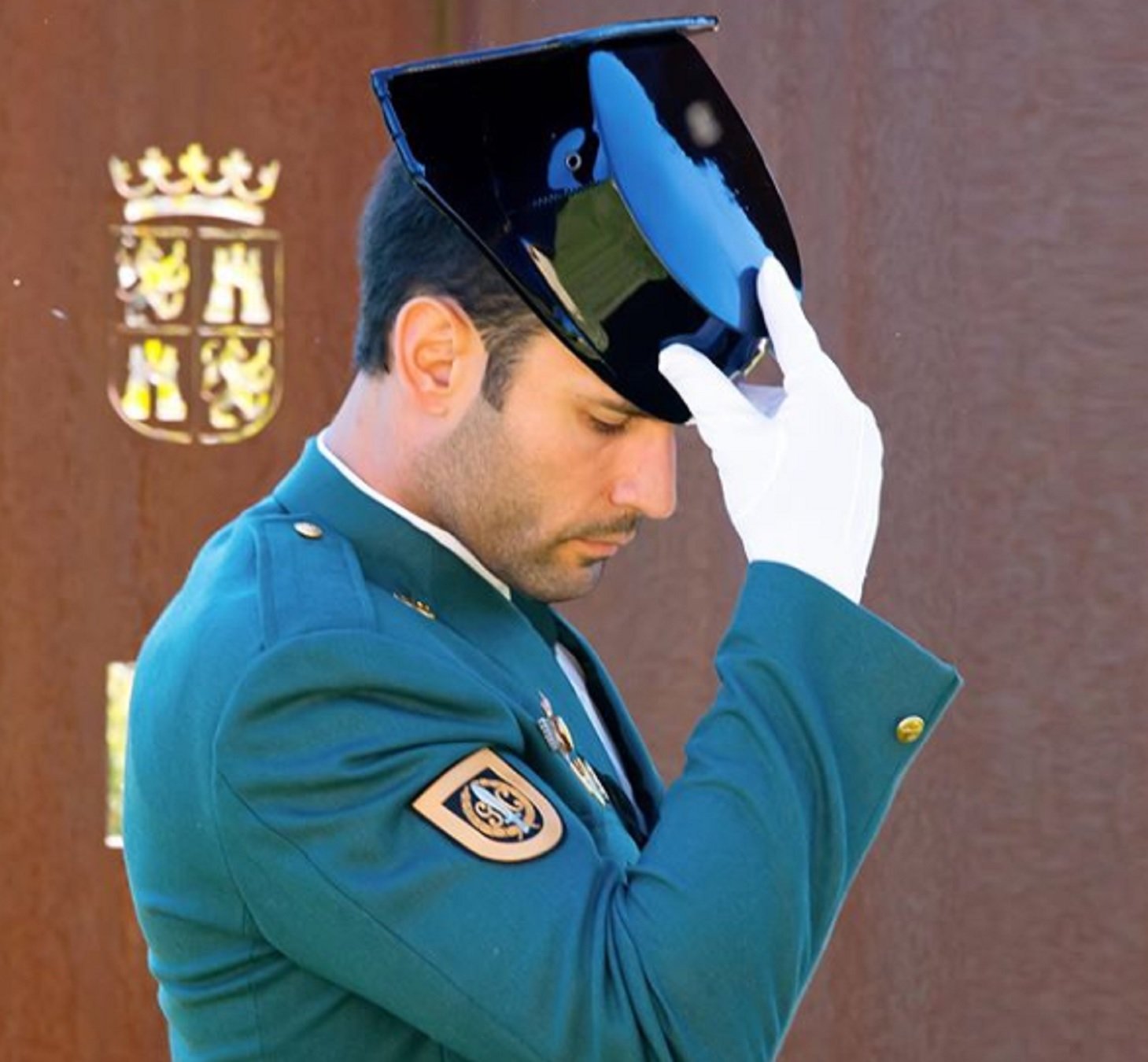 El poli más guapo de España desnudo a T5: "Viva el cuerpo de la guardia civil"