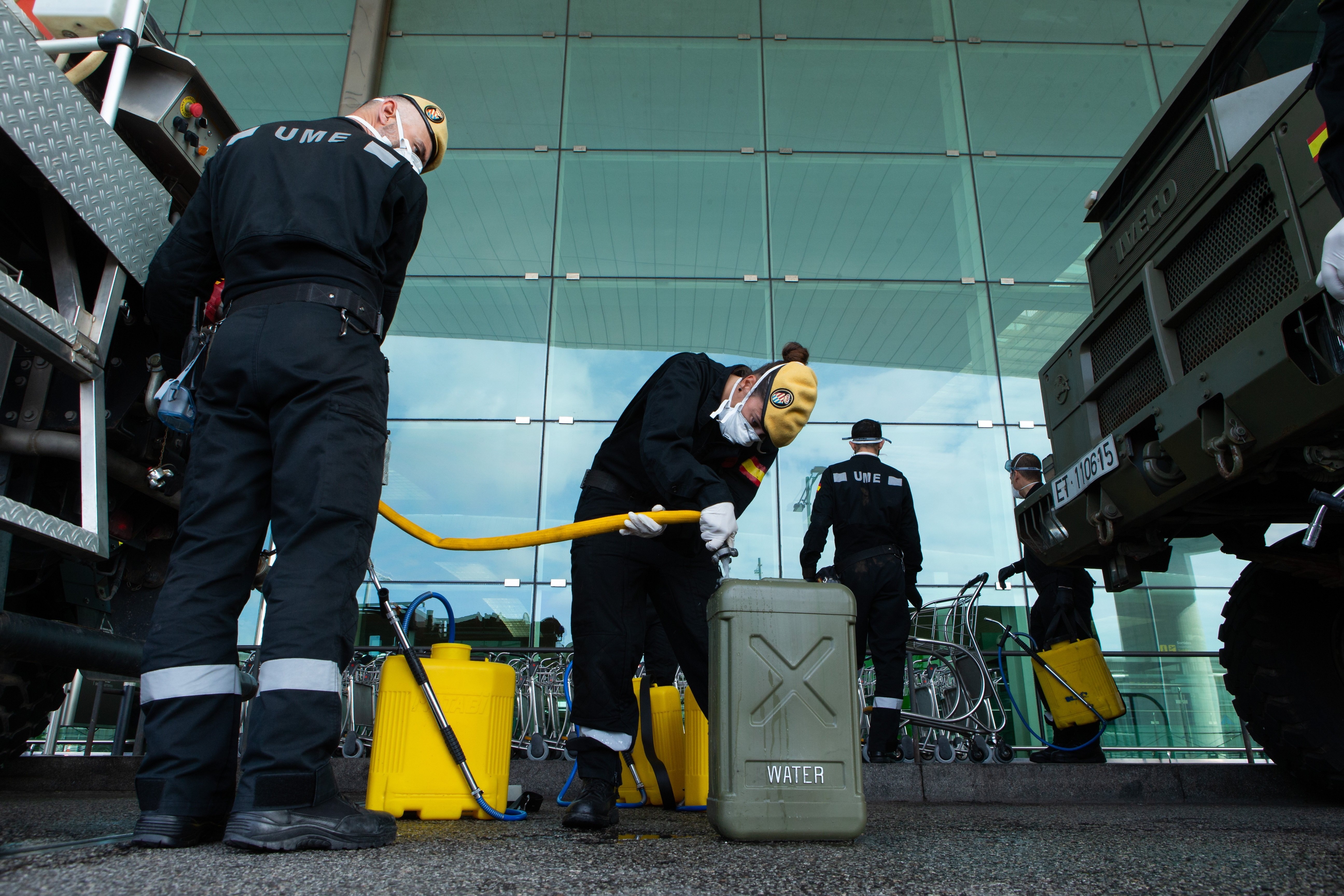 Un famós actor de TV3 tem que l'Exèrcit ha ruixat un "contaminant" a l'aeroport