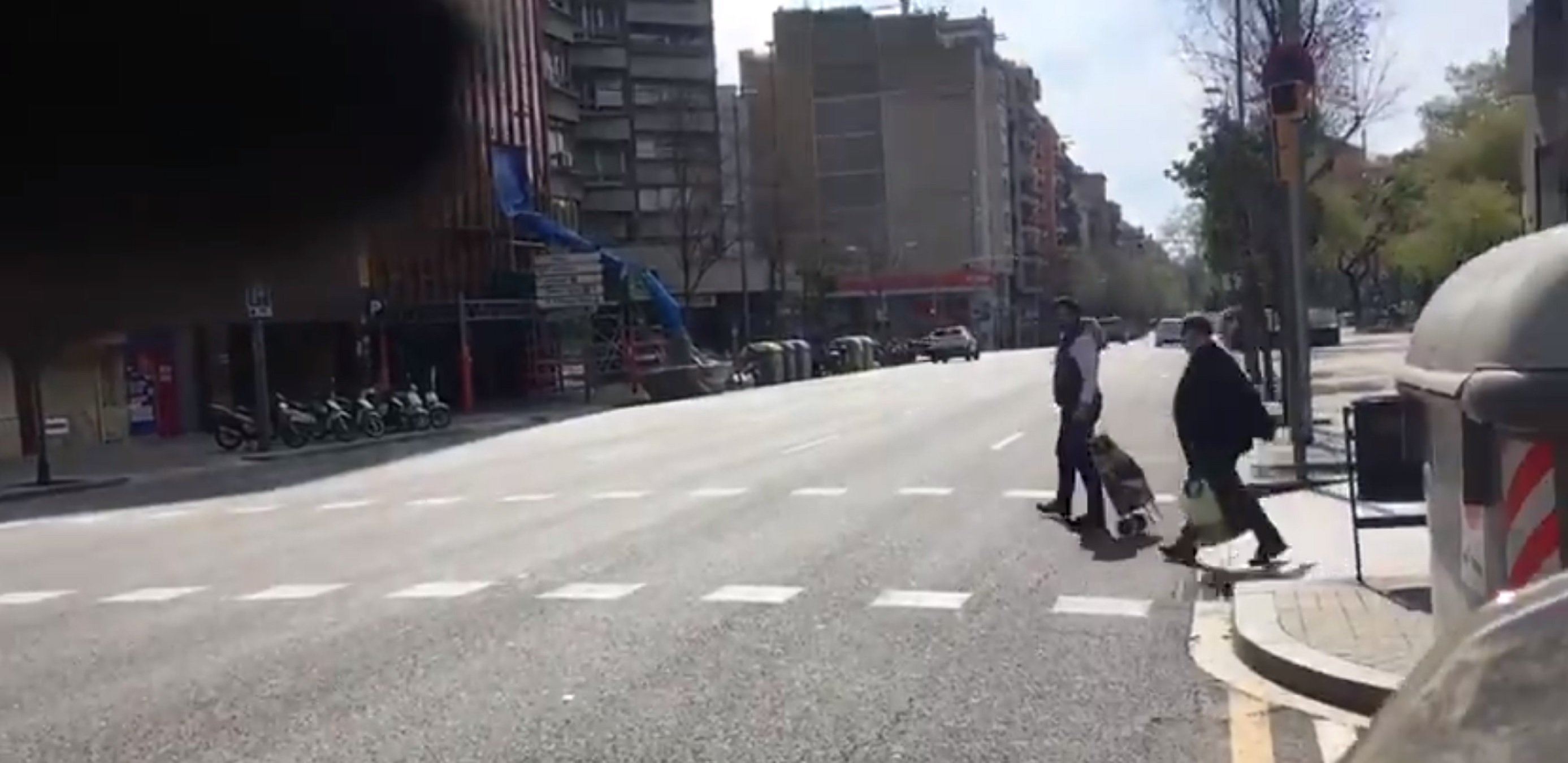 Video de Miquel Iceta en parella al carrer, twitter creu que és en confinament