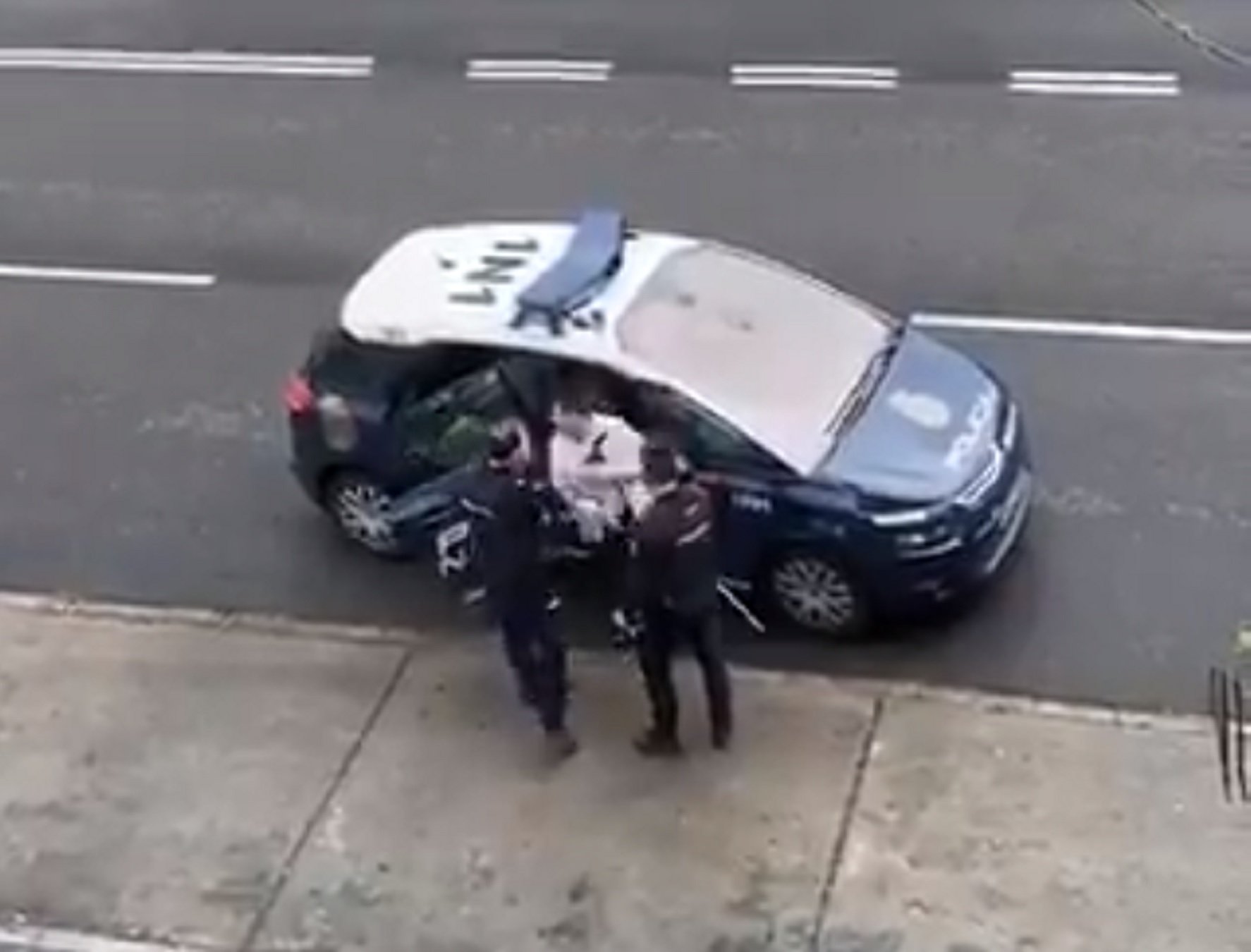 VÍDEO AGRESSIÓ Un policia nacional gira la cara d'una bofetada a un vianant