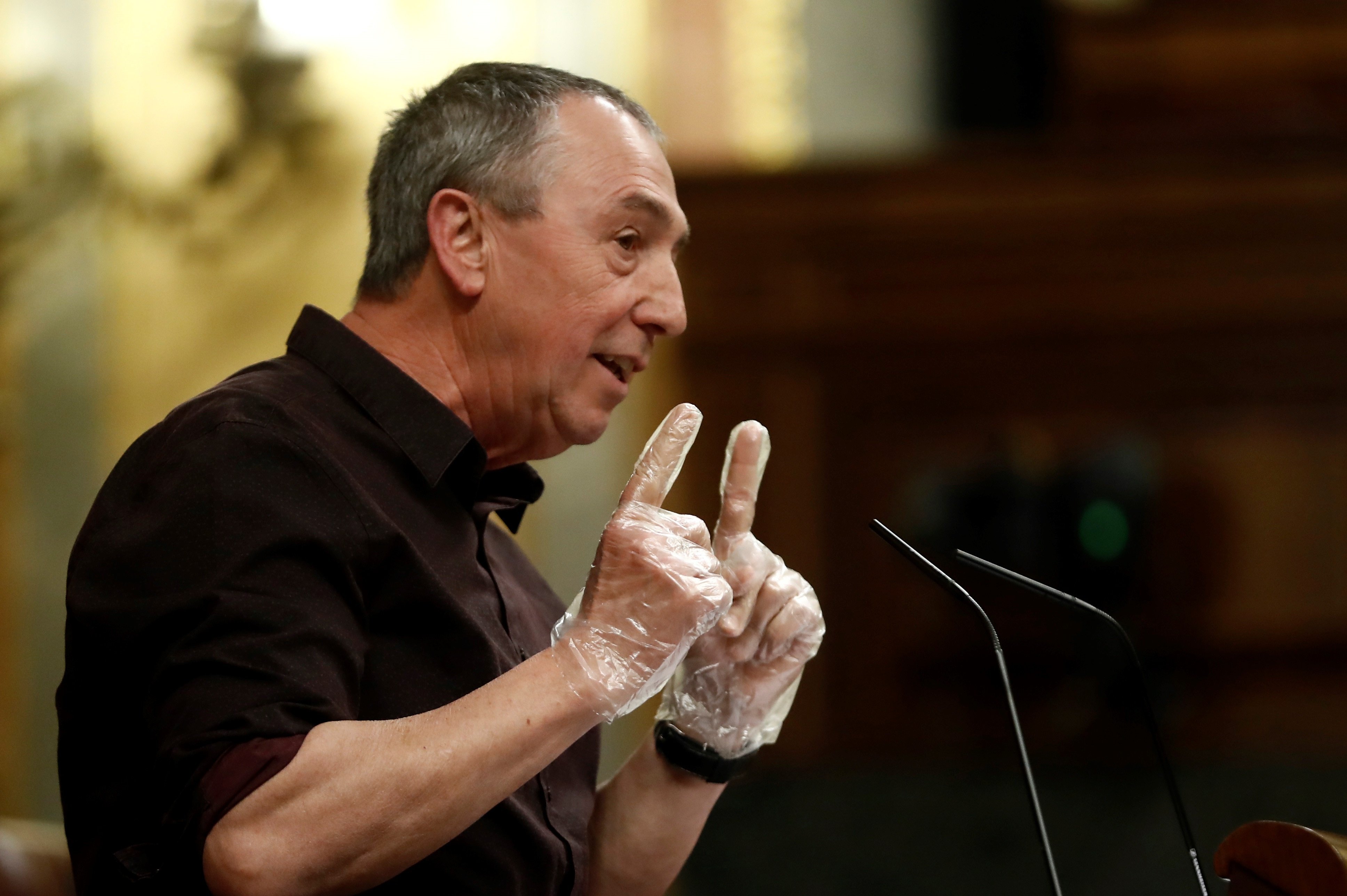 Joan Baldoví hace callar en catalán a un maleducado 'capo' del PP en el Congreso