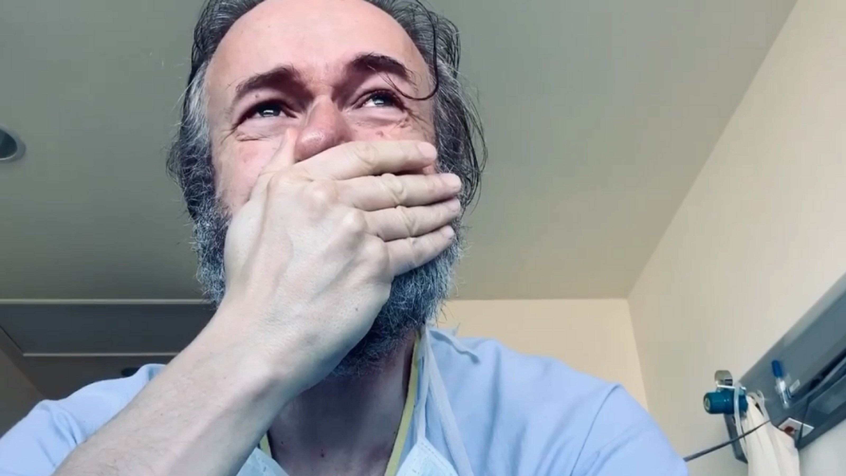 Lágrimas de Tristán Ulloa al darle el alta: "Estoy feliz pero es tercermundista"