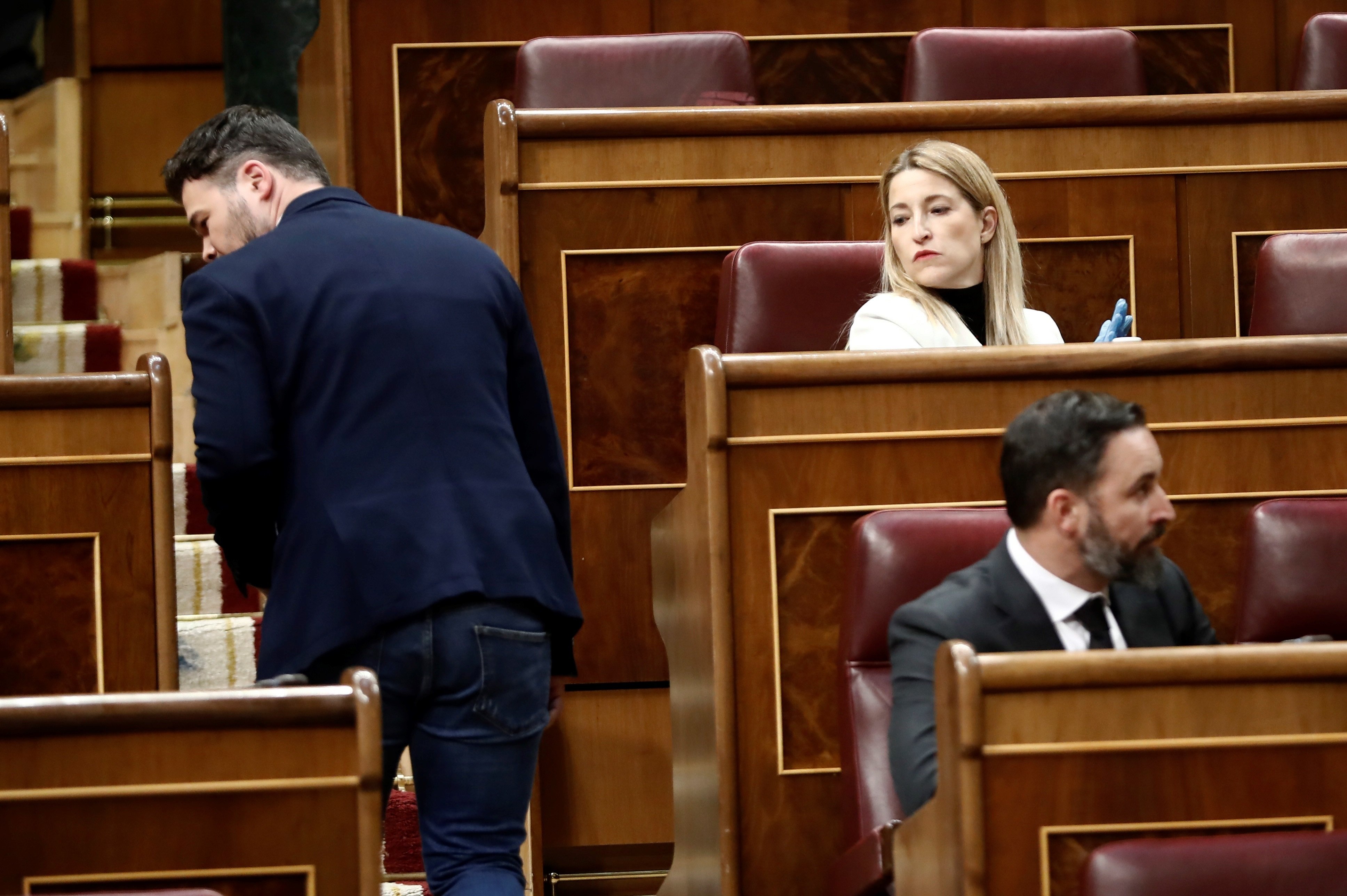 Mofa cruel de Rufián ensenyant la taula de treball d'Abascal: toros i jesucrist