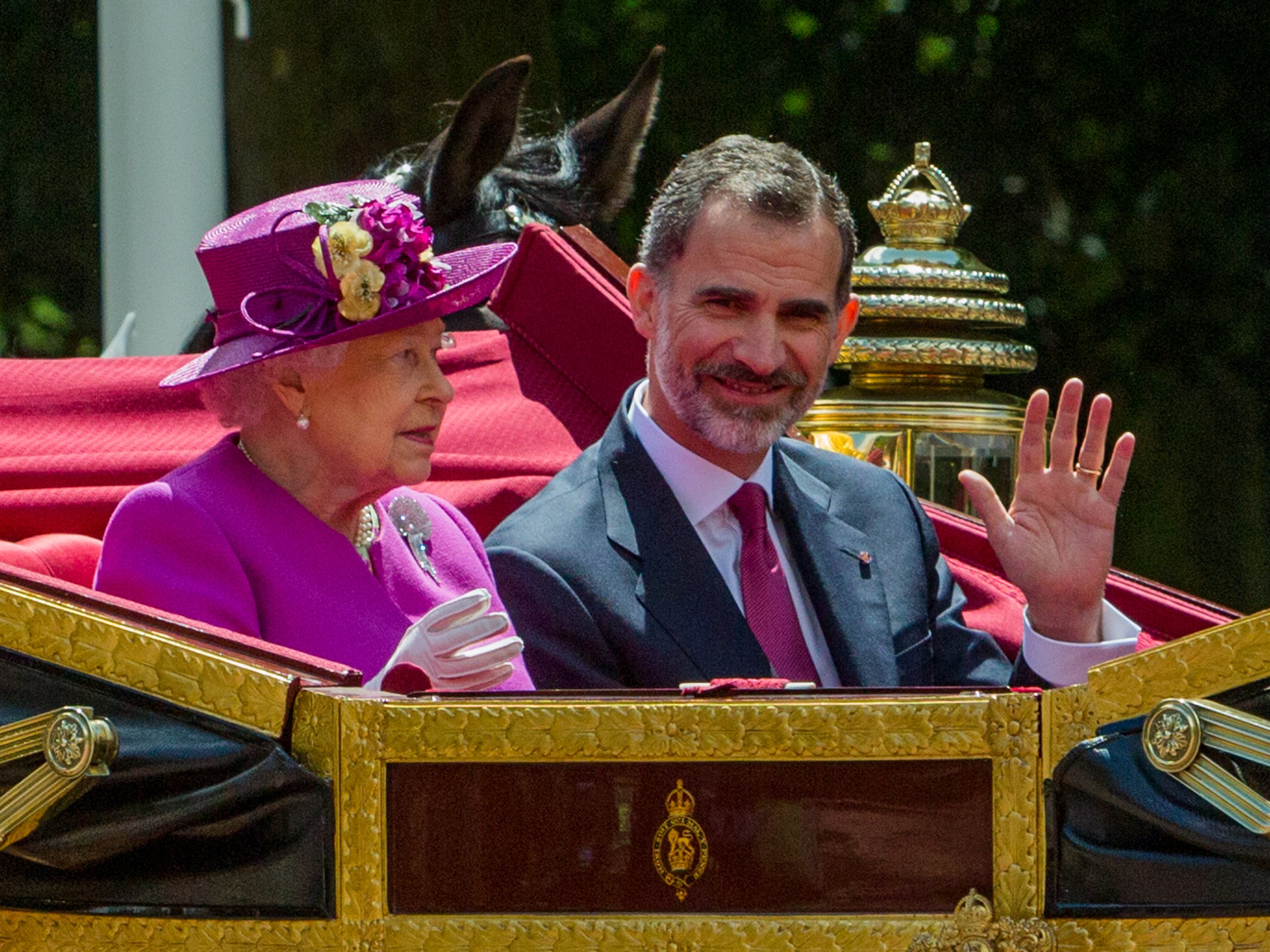 Imprescindible discurs d'Elisabet II: ensorra la Corona d'Espanya i Felip caspós