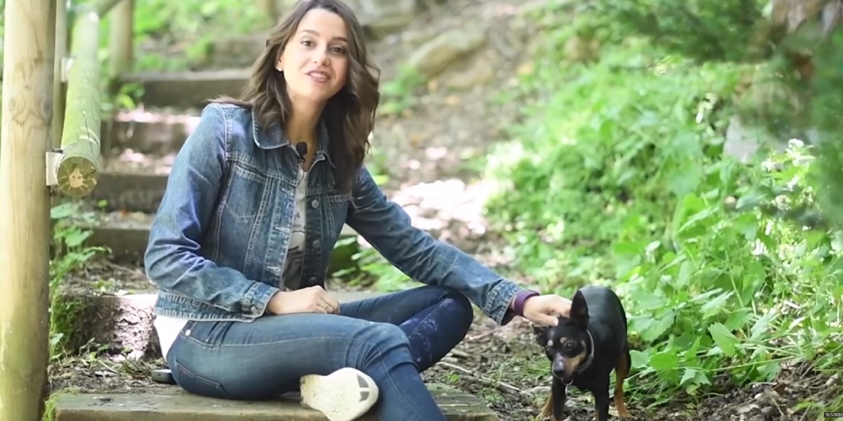 VÍDEO Inés Arrimadas renya en català la seva gossa Suiti que borda a la connexió