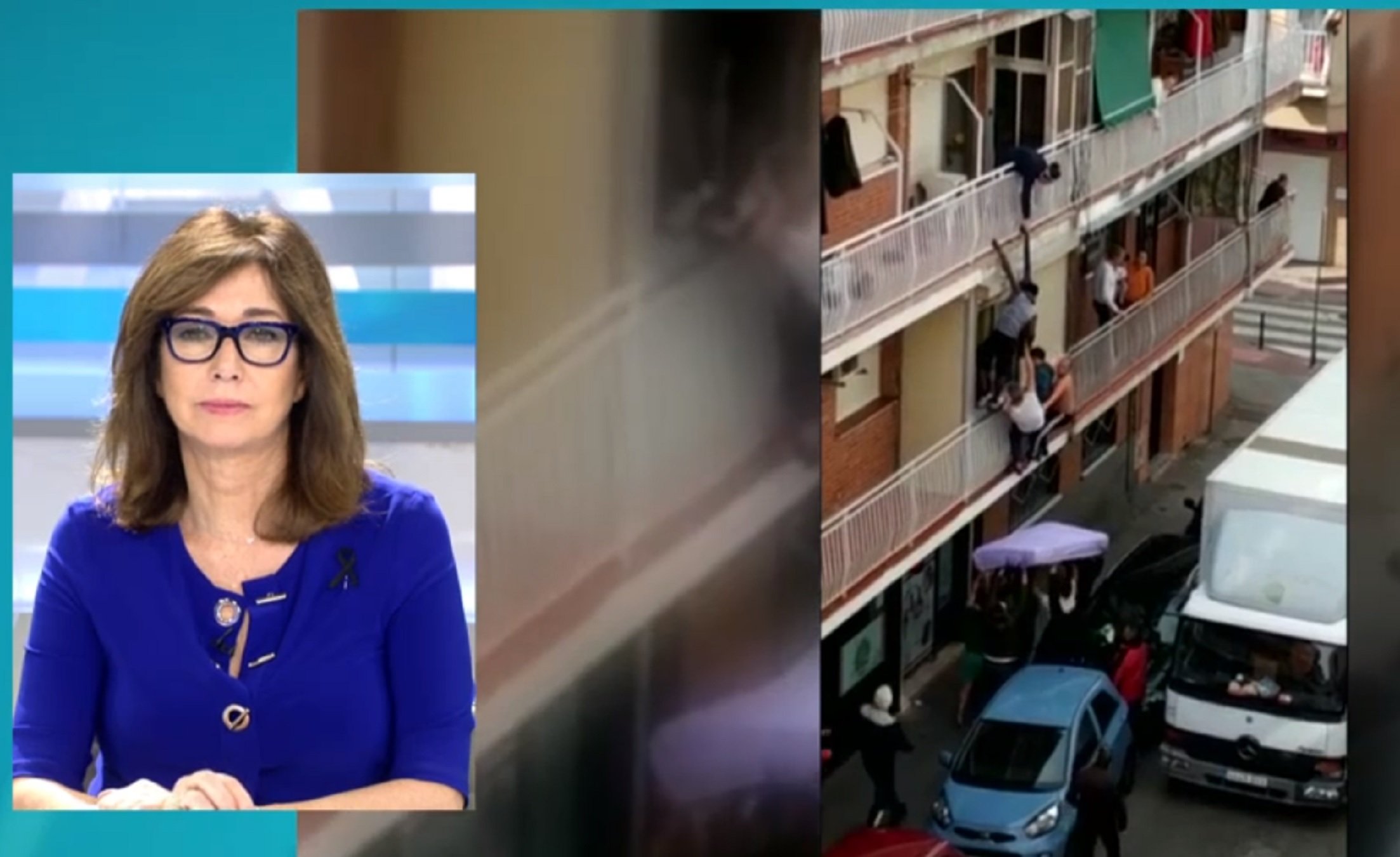 Vecinos gritan "Ana Rosa mentirosa" por inventarse un falso suicida de la crisis