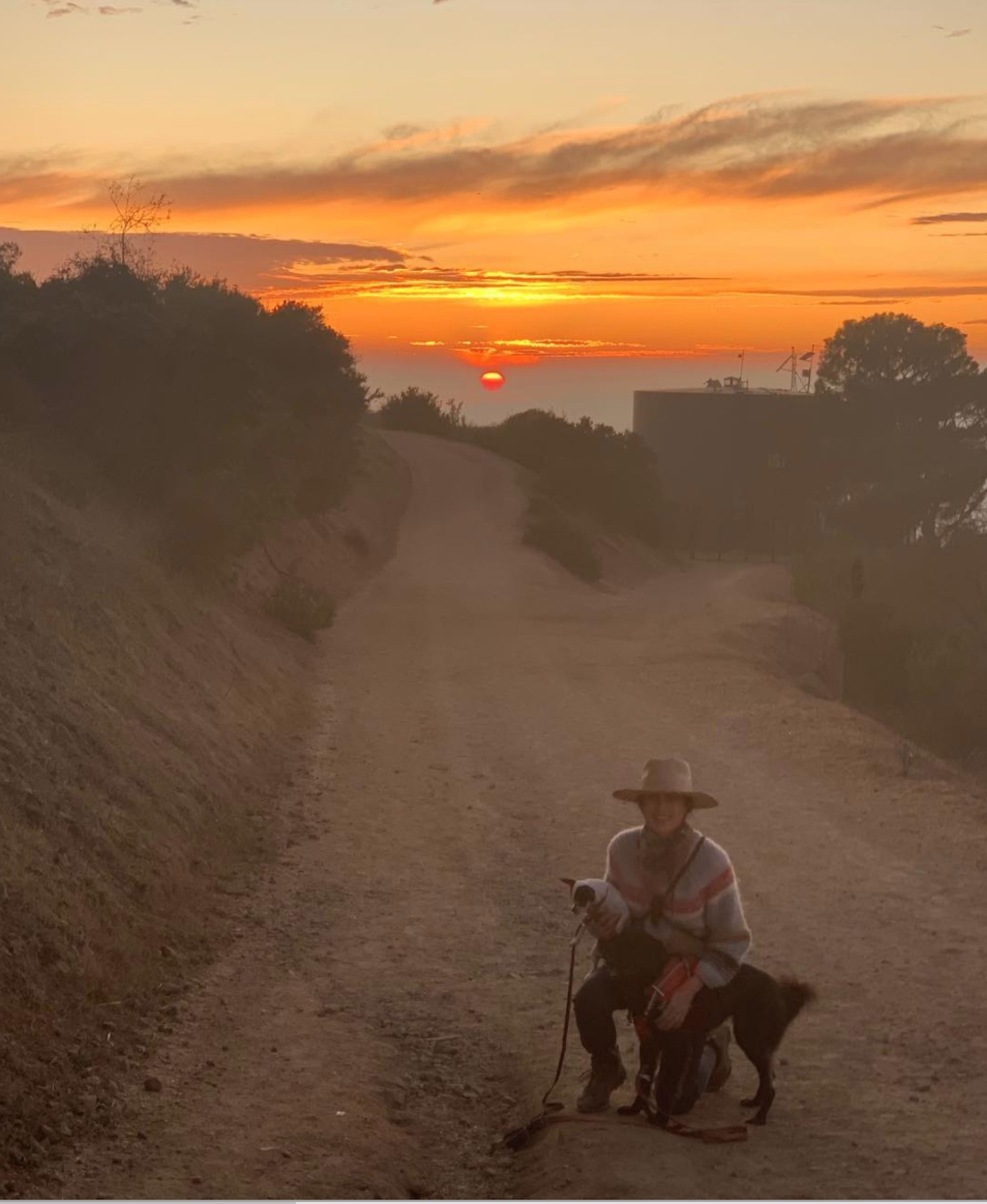 FOTOS Ridícul d'una famosa de Hollywood arrossegant-se per colar-se en un parc