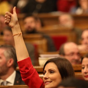 Ridícula catalanofòbia de Lorena Roldán, reclamant atenció: "hablad español"