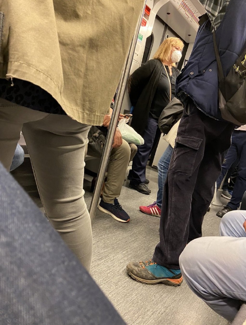 Un famoso catalán coge el metro yendo a TV y hace una foto terrible: "Moriremos"