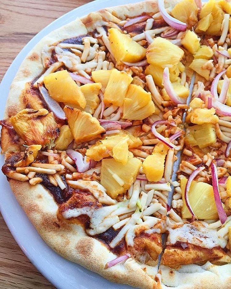 ¿Se tendría que prohibir la piña en la pizza? Este político cree que sí