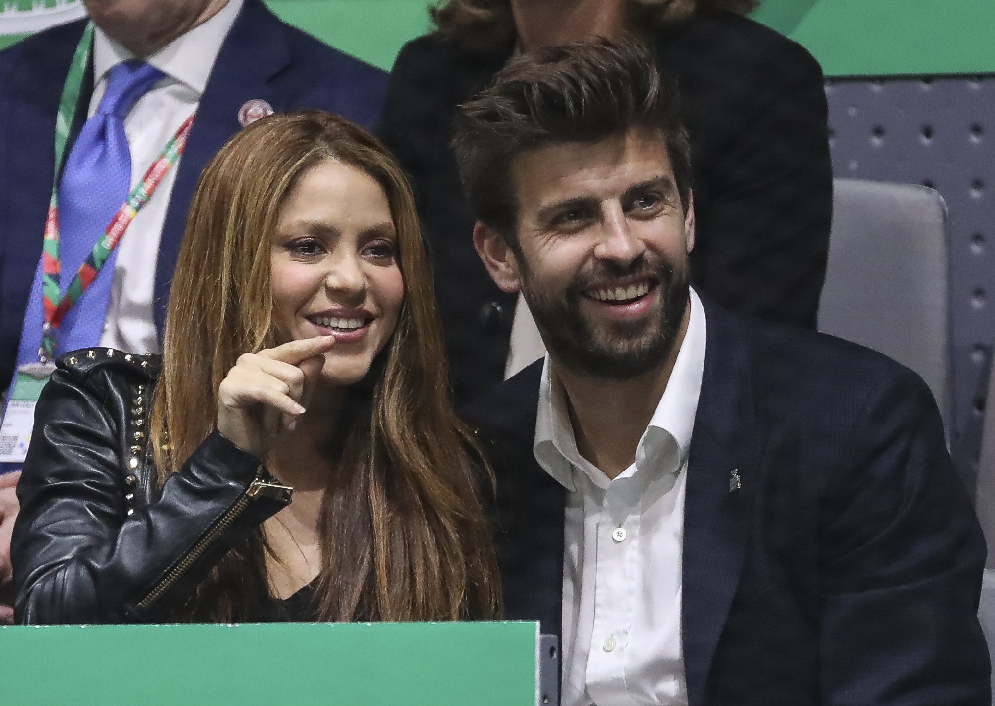 FOTOS robades de Shakira i Piqué passejant amb Milan i Sasha: look súper hortera
