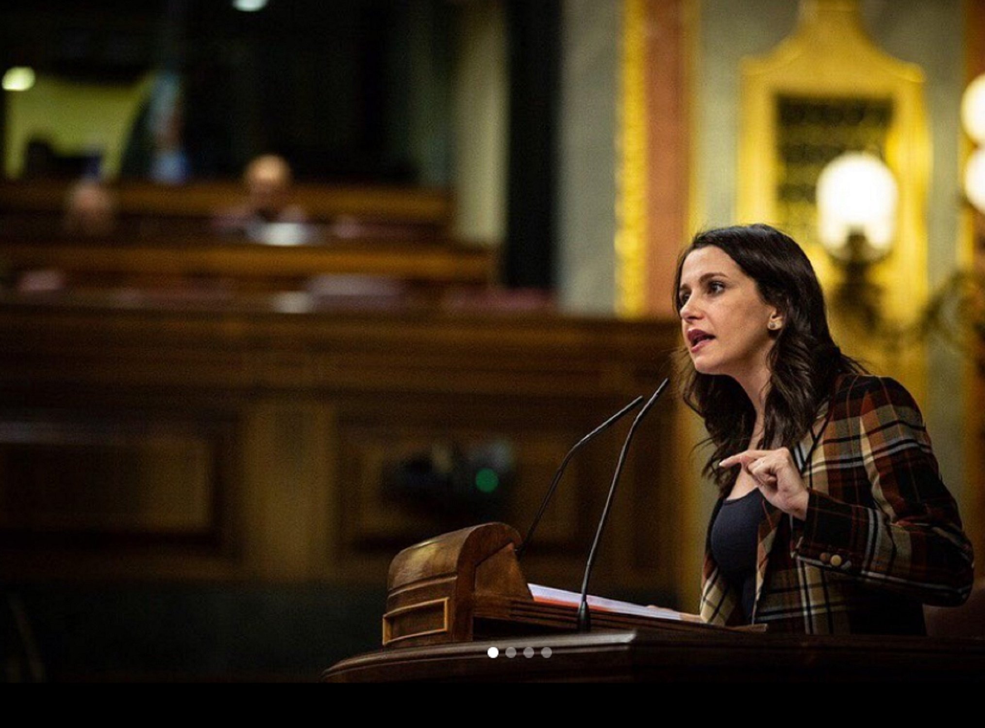 FOTO ALUCINANTE de Arrimadas en el Congreso: la red se frota los ojos y moja pan