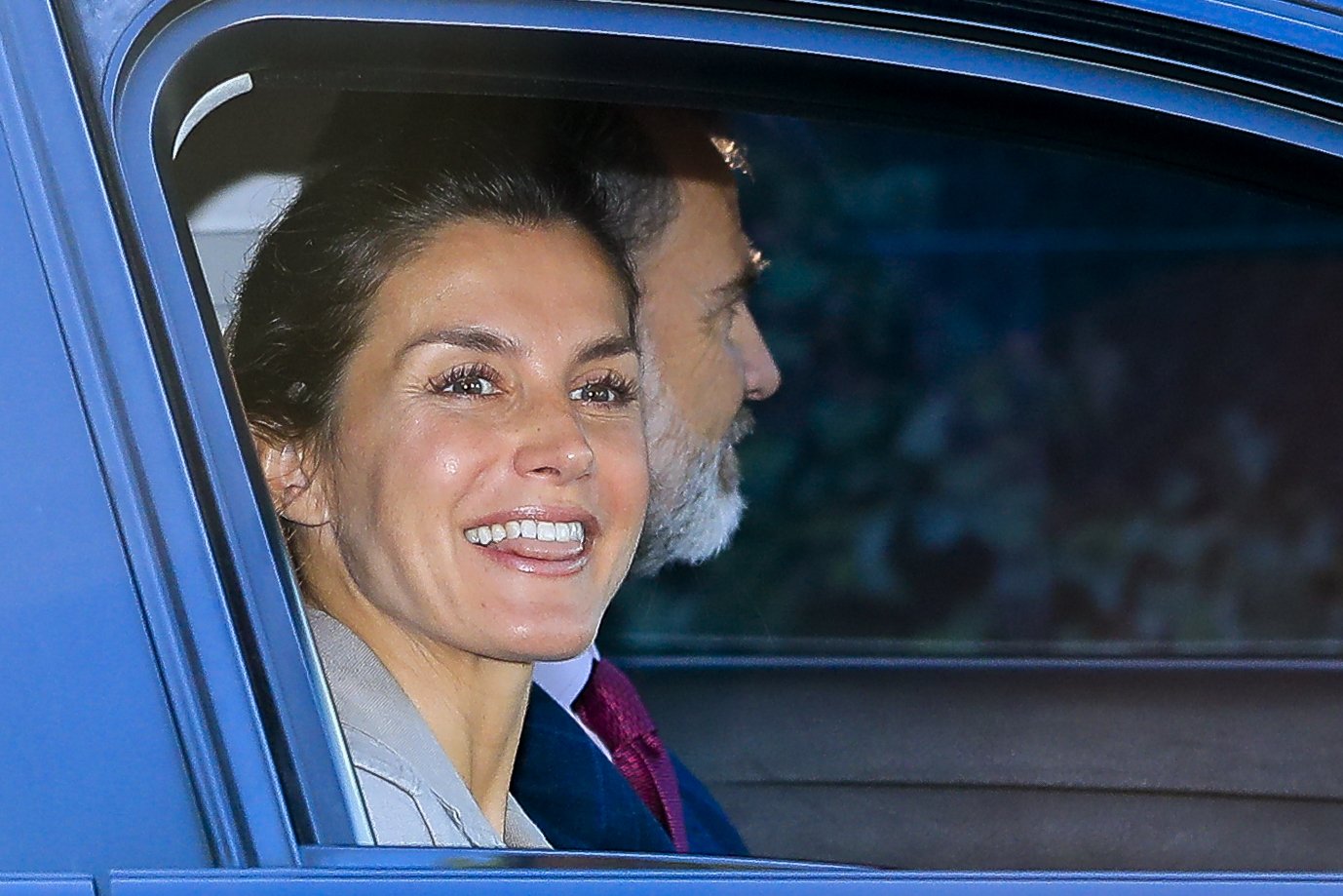 FOTO INÉDITA Letizia y Felipe domingueros: en la terraza de palacio en camiseta