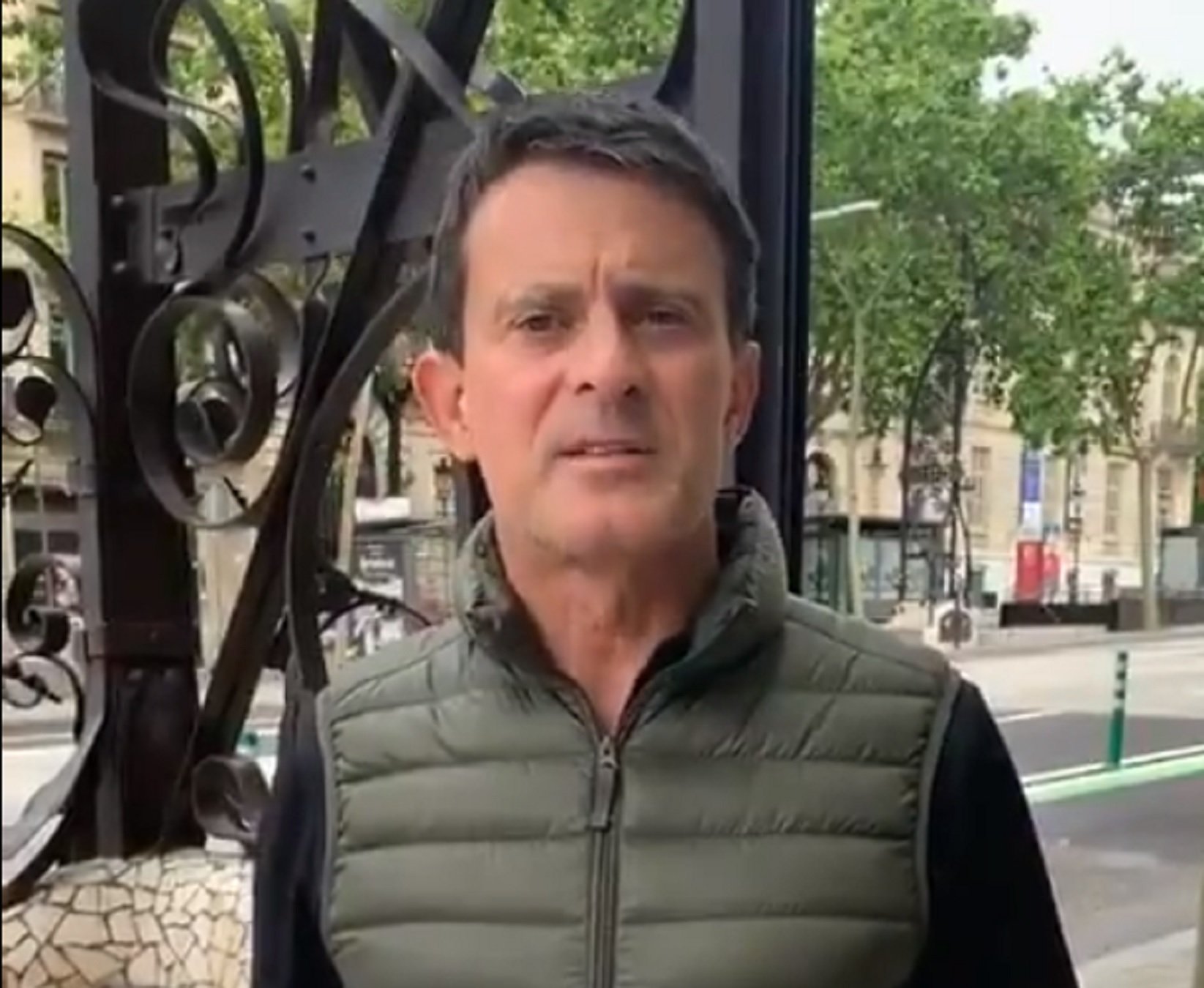 Manuel Valls con fachaleco en el Paseo de Gracia justifica su huída a Menorca