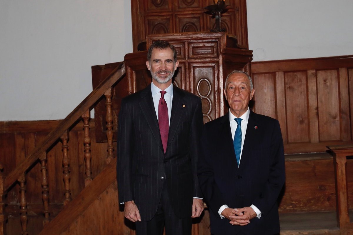 GRAN FOTO El jefe de Estado portugués humilla a Felipe haciendo cola en el súper