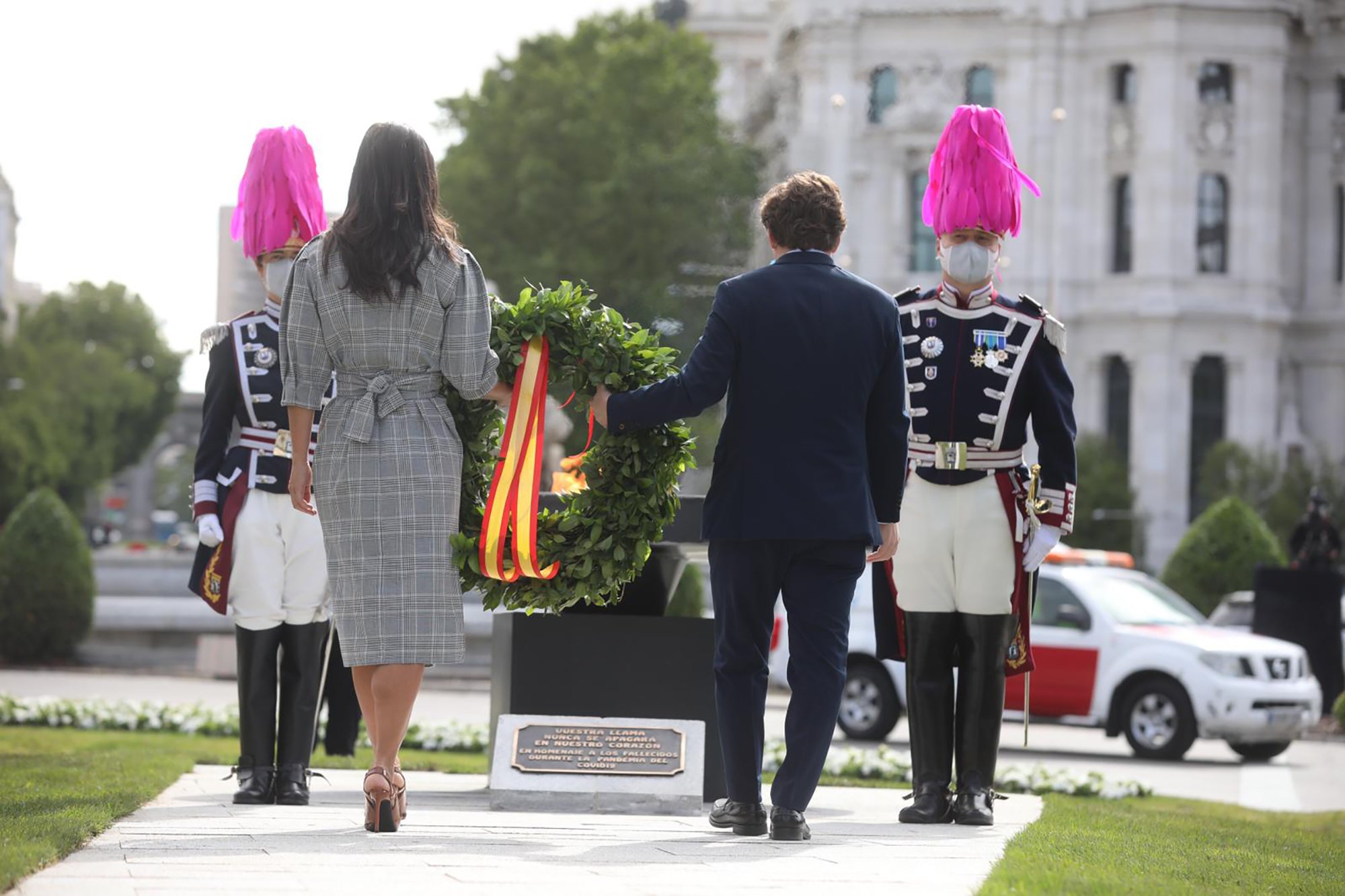 Críticas al Ayuntamiento de Madrid por la placa dedicada a los muertos del Covid