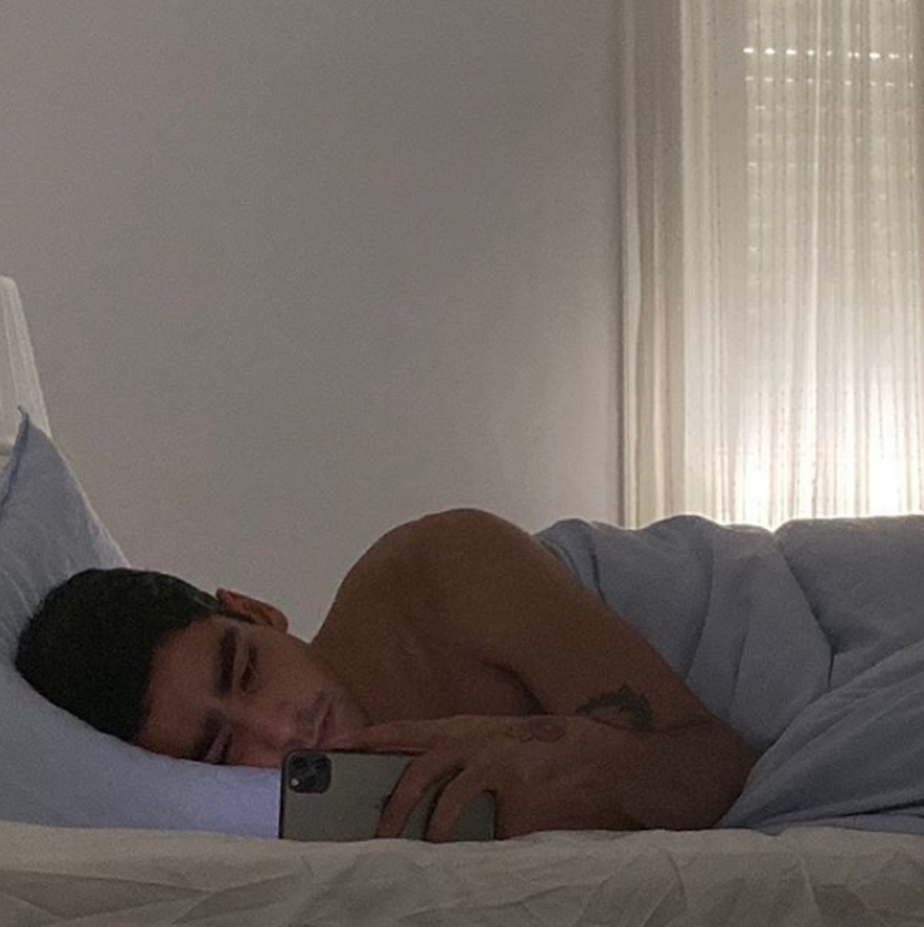 Famoso actor español, censurado en Instagram por un explícito desnudo integral